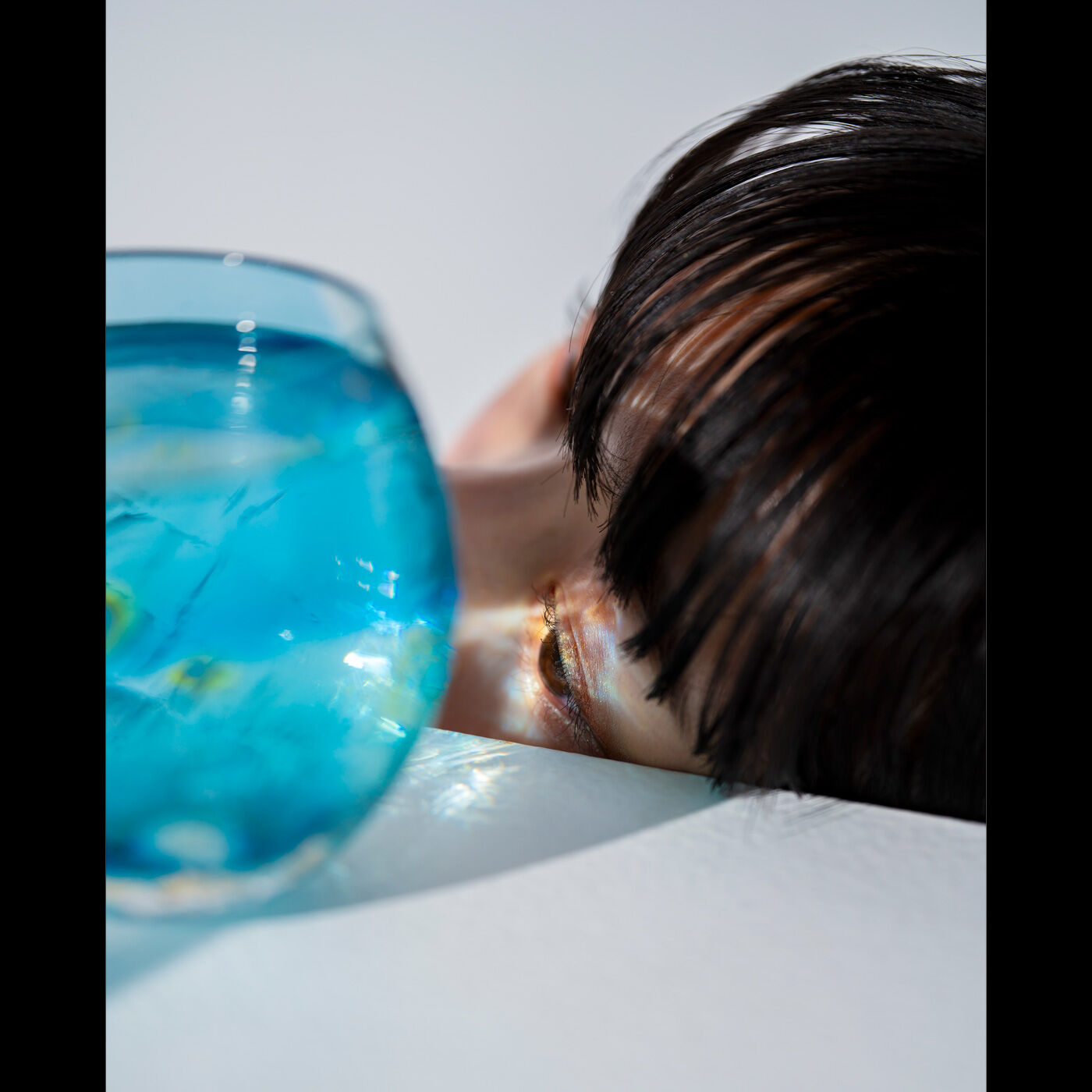 ＆Stories|小田原のガラス職人が作った　海の色が溶け込んだ宙吹きグラス〈丸型〉|あなただけの海の色に癒やされるひとときをどうぞ。