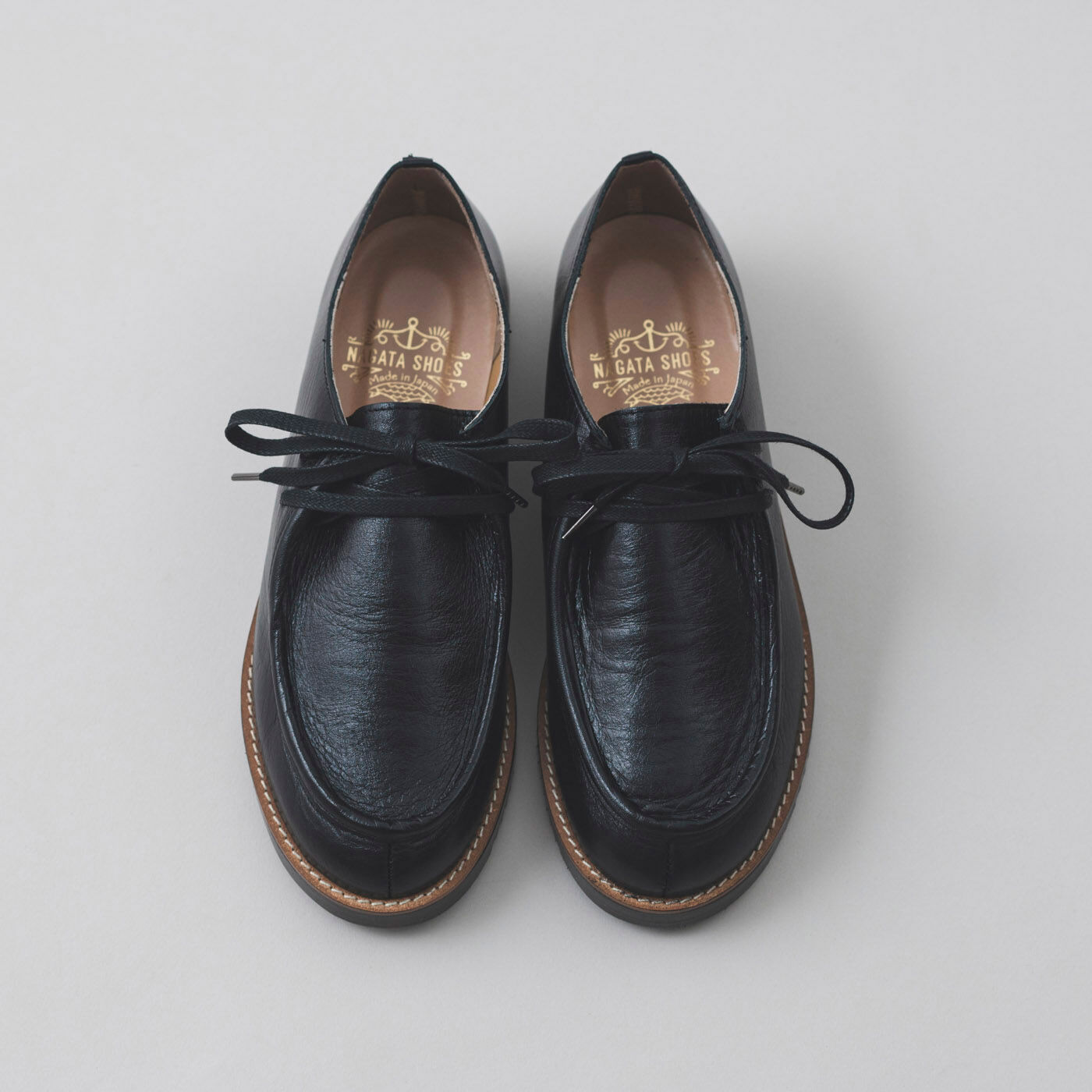 ＆Stories|長田の靴職人が作った 職人本革のモカシンシューズ〈ブラックスピネル〉|充実の7サイズ(22.5~25.5cm)展開です。