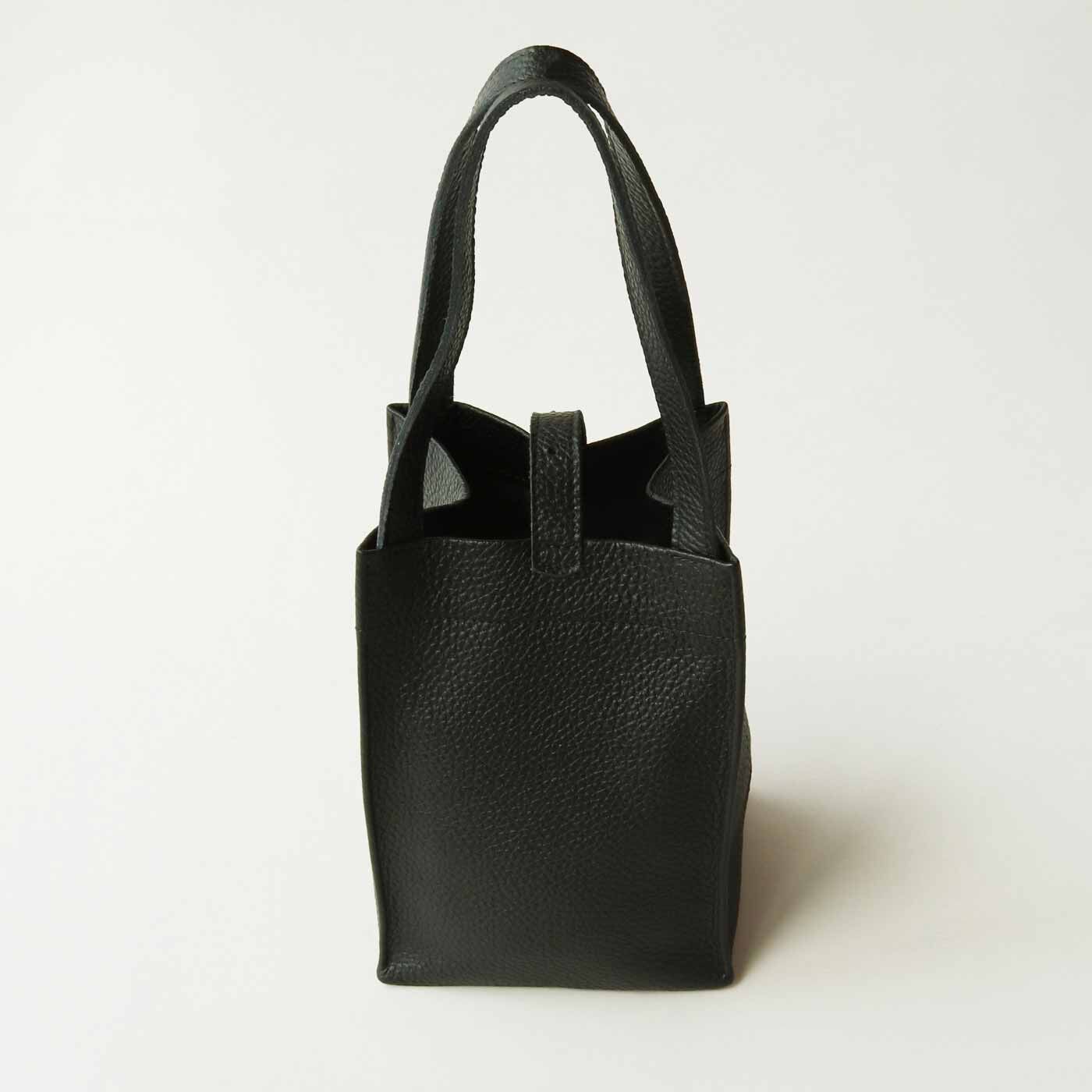 ＆Stories|福岡の鞄作家が作った 職人本革のミルクボトルトートバッグ〈ブラック〉|シボを型押ししたこだわりの素材を使用。革の表情を生かすことで、シンプルなのに個性的な仕上がりに。