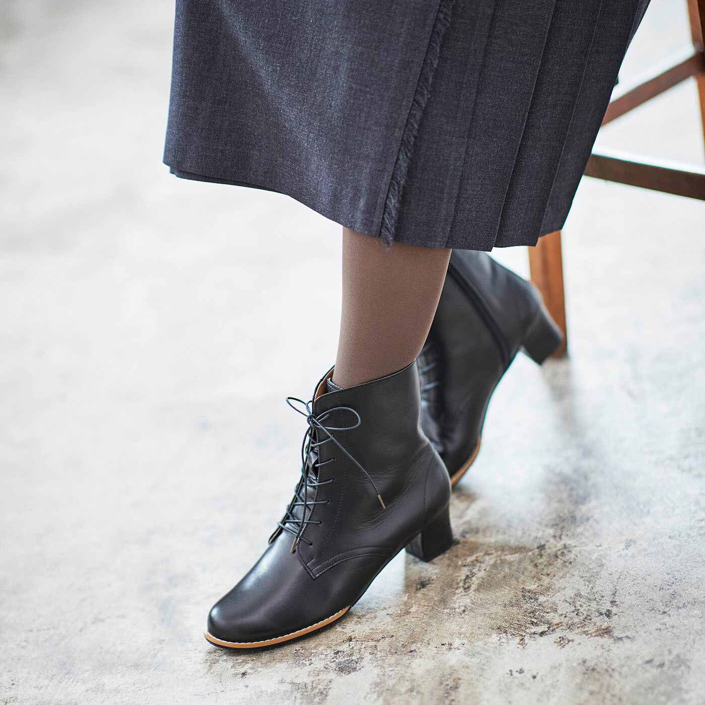 ＆Stories|長田の靴職人が作った 職人本革の凜とした編み上げブーツ〈ブラック〉|足もとを美しく魅せる洗練されたフォルム、合わせるものを選ばないプレーンなデザイン。