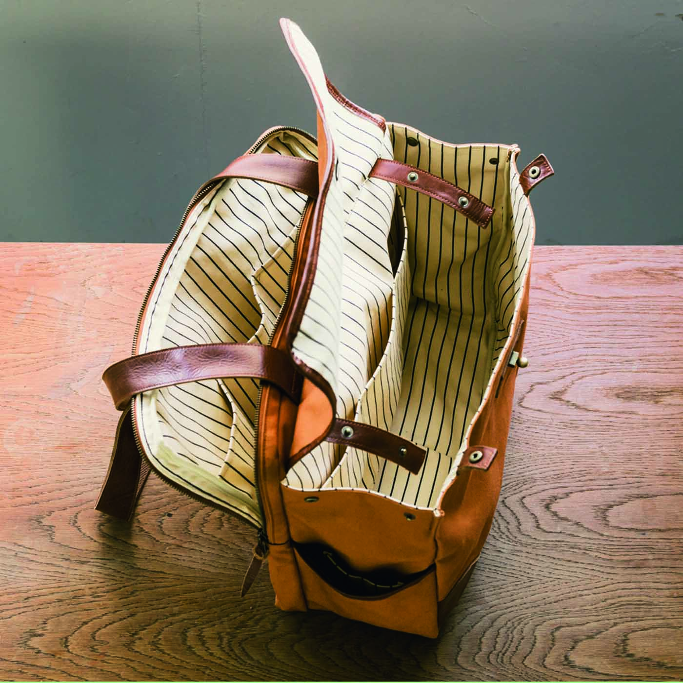 ＆Stories|アートディレクターと作った 職人帆布と本革遣いのトラベルバッグ〈ヴィンテージキャメル〉|ブリーフバッグとボストンバッグが合体したような2室仕様。