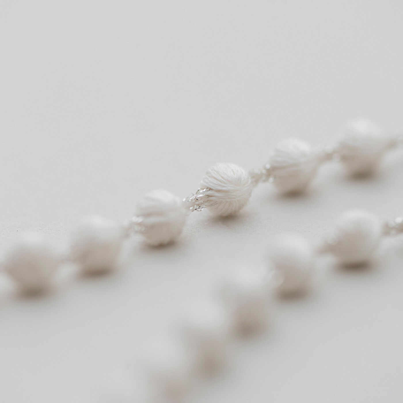 群馬の刺繍工房が作った 糸の宝石の衿飾りネックレス〈アイボリー