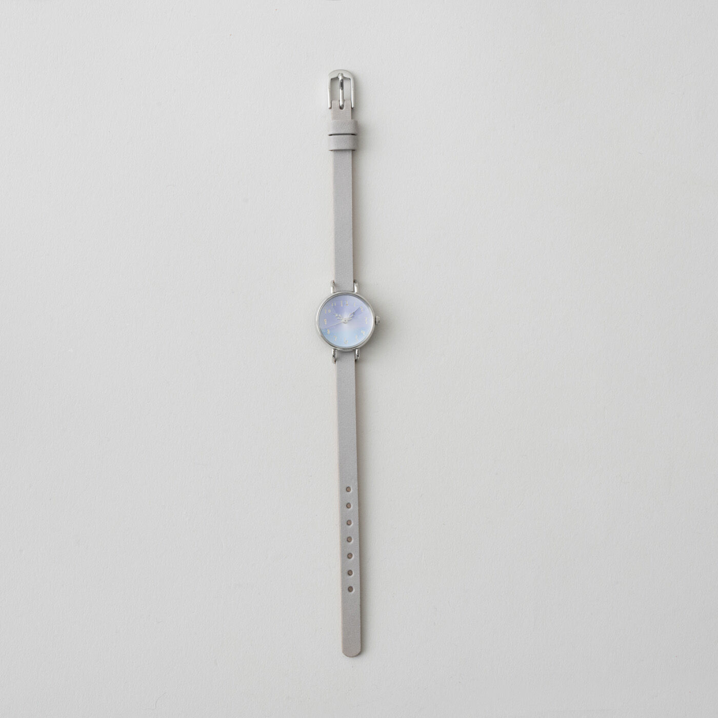 ＆Stories|金沢の時計職人が手掛けた　宵の空に見惚れる腕時計〈グレー〉|ひと文字ずつ手で刻まれる数字もどこかやさしげな表情で、華奢なライトグレーのレザーベルトと合わせて透明感あふれる印象に仕上げました。