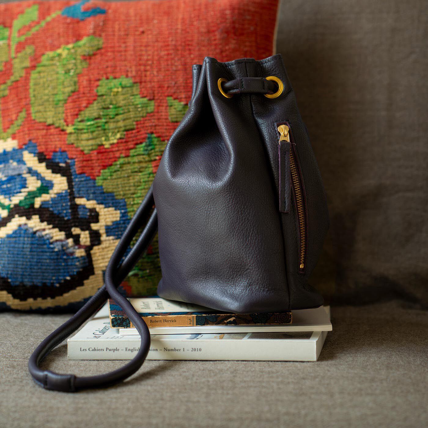 ＆Stories|福岡の鞄作家が作った 職人本革の巾着バッグ〈葡萄色〉|福岡の鞄職人・岡さんと、フェリシモプランナーYUDAIが企画した、名品「巾着バッグ」の3代目はシックな葡萄色。