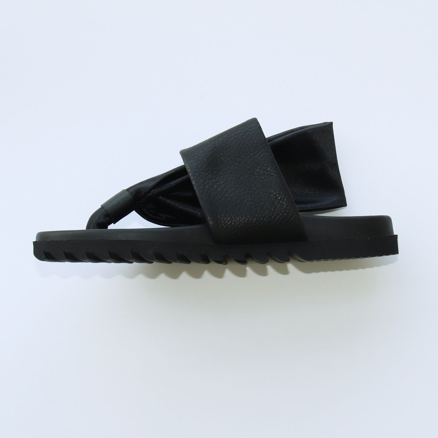 ＆Stories|靴デザイナーの理想で仕上げた 職人本革のメンズトングシューズ〈ブラック〉