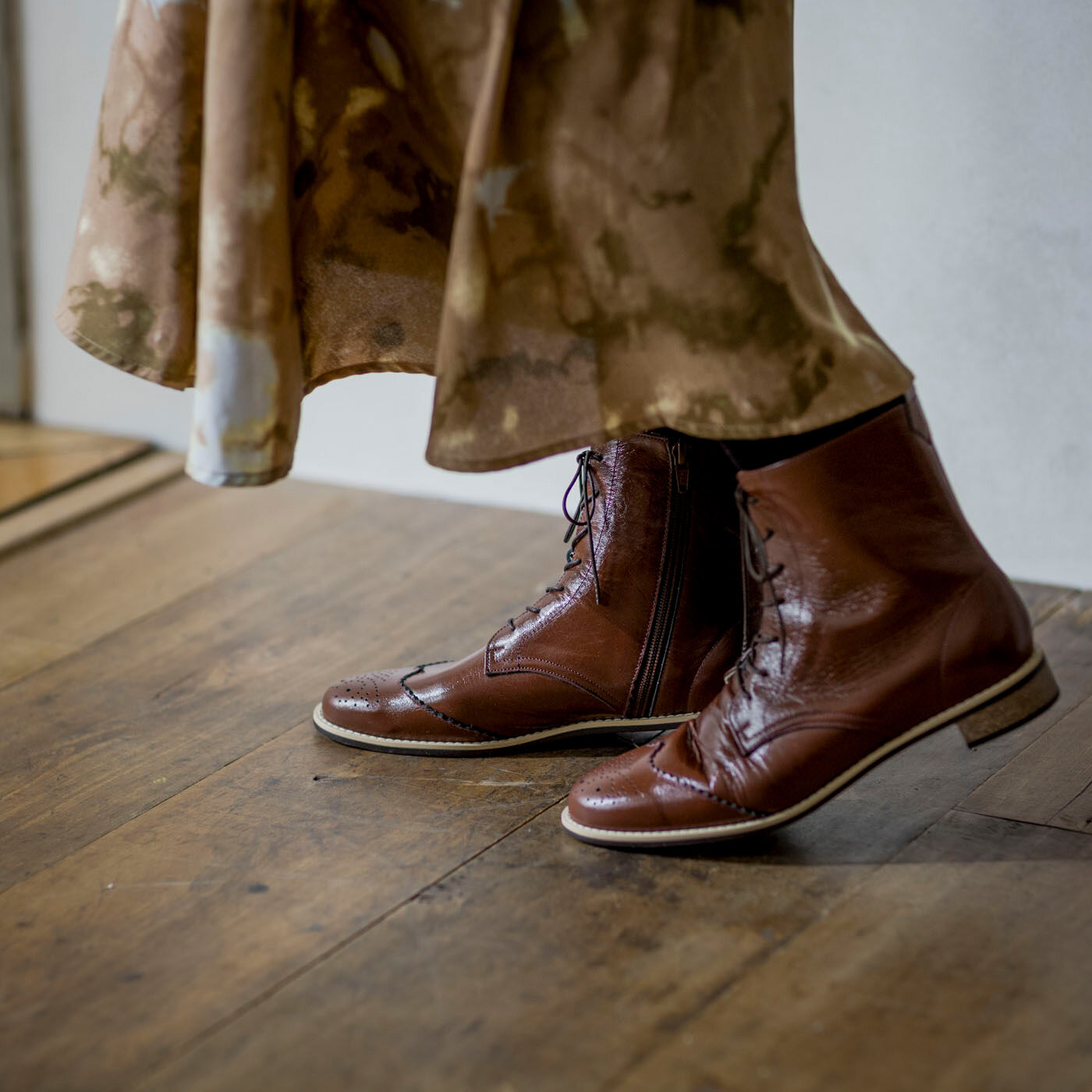 ＆Stories|長田の靴職人が作った　職人本革のウィングチップブーツ〈レッドブラウン〉|足首が隠れるミディアム丈で、パンツにもスカートにもよく合います。
