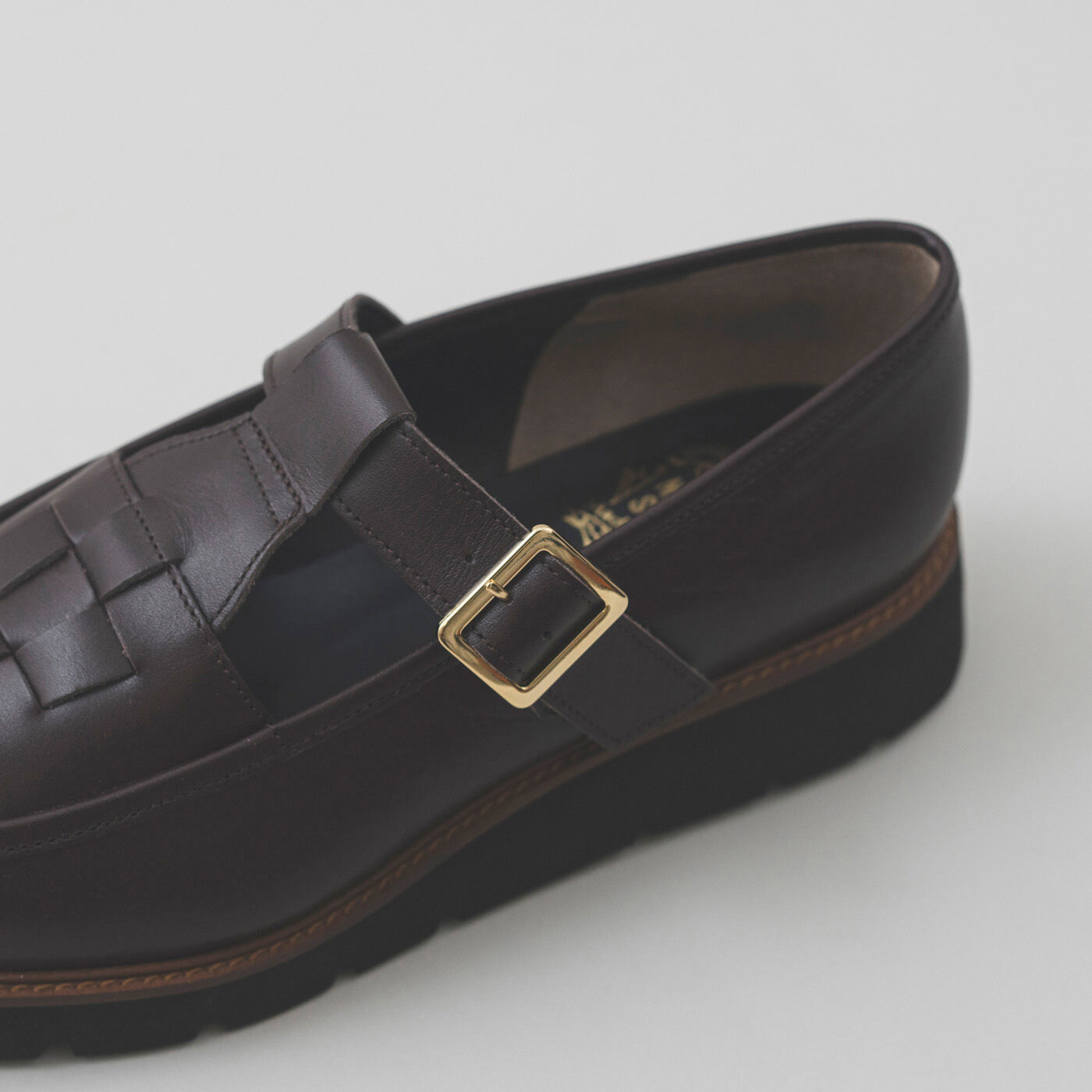 ＆Stories|靴デザイナーの理想で仕上げた 職人本革のTストラップローファー〈ブラウン〉