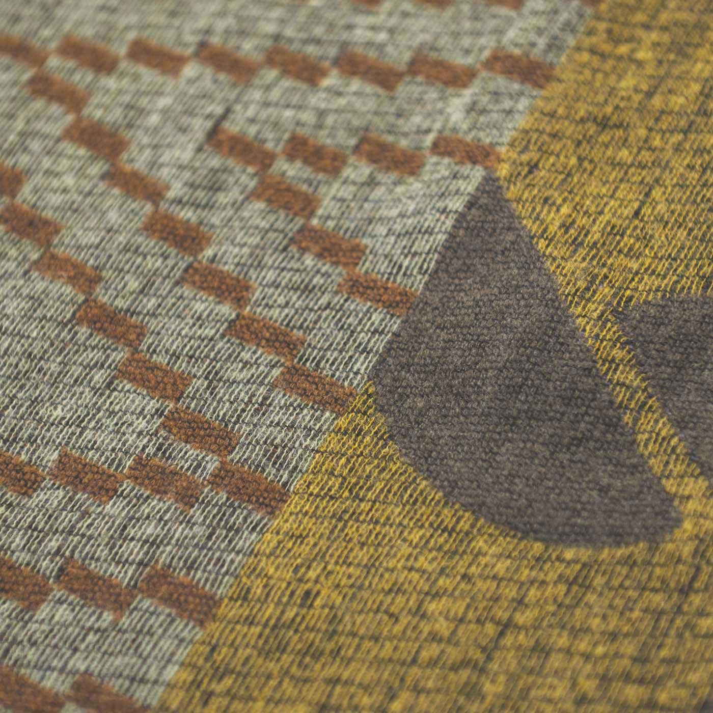 ＆Stories|テキスタイルデザイナーと作った 播州ジャカード織のブークレストール〈ライラック色〉|さまざまな糸が織りなすコンピュータージャカード織の複雑なデザインです。