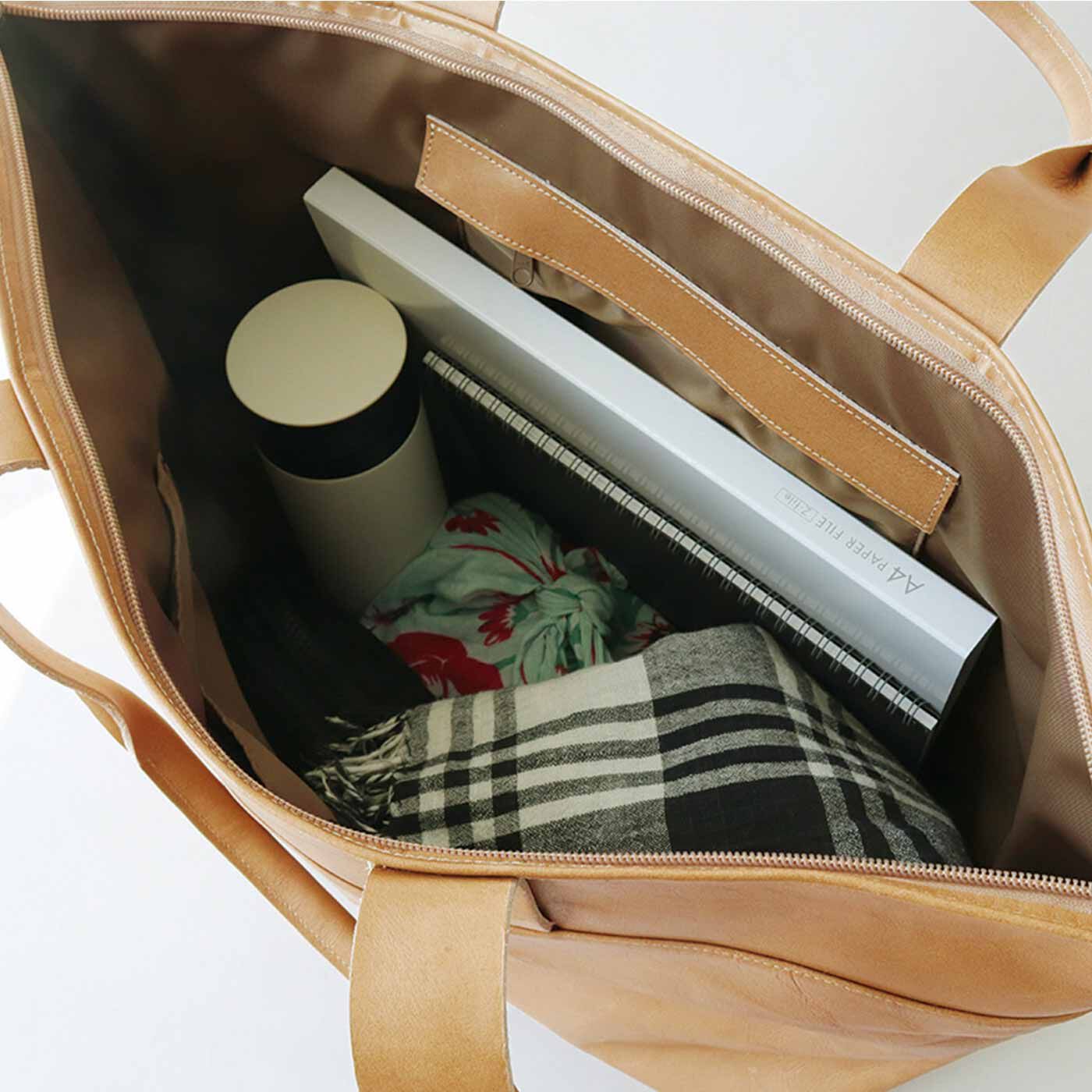 ＆Stories|プロダクトデザイナーと作った 職人本革のお仕事鞄〈ミルクティーベージュ〉[本革　鞄：日本製]|ノートPCにファイル、出張の荷物もスッキリの収納力。
