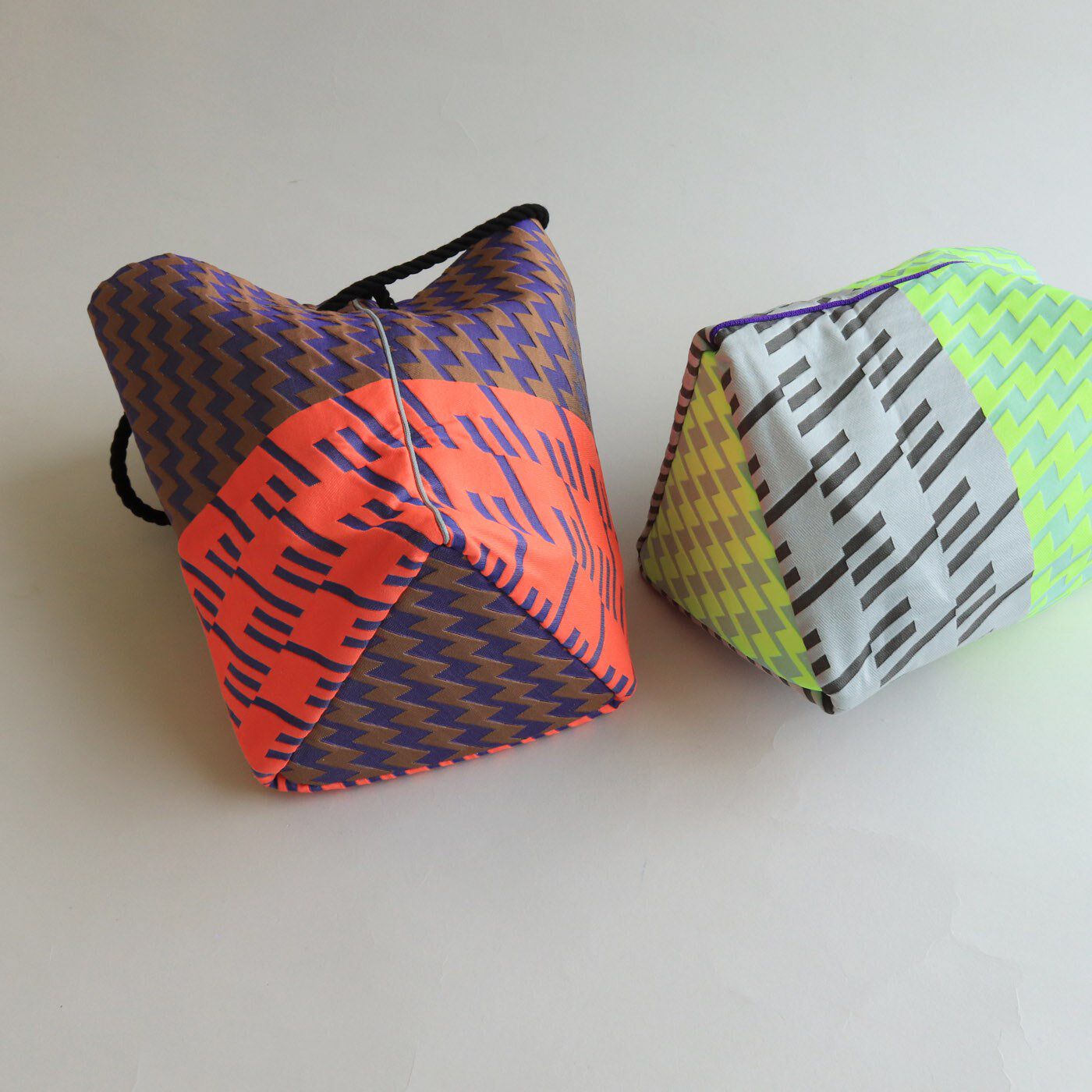 ＆Stories|テキスタイルデザイナーと作った 播州織のダズリングバッグ〈ナイトネオン〉|カラーは、〈ナイトネオン〉（右）と〈サンセット〉（左・別売り）の2色。