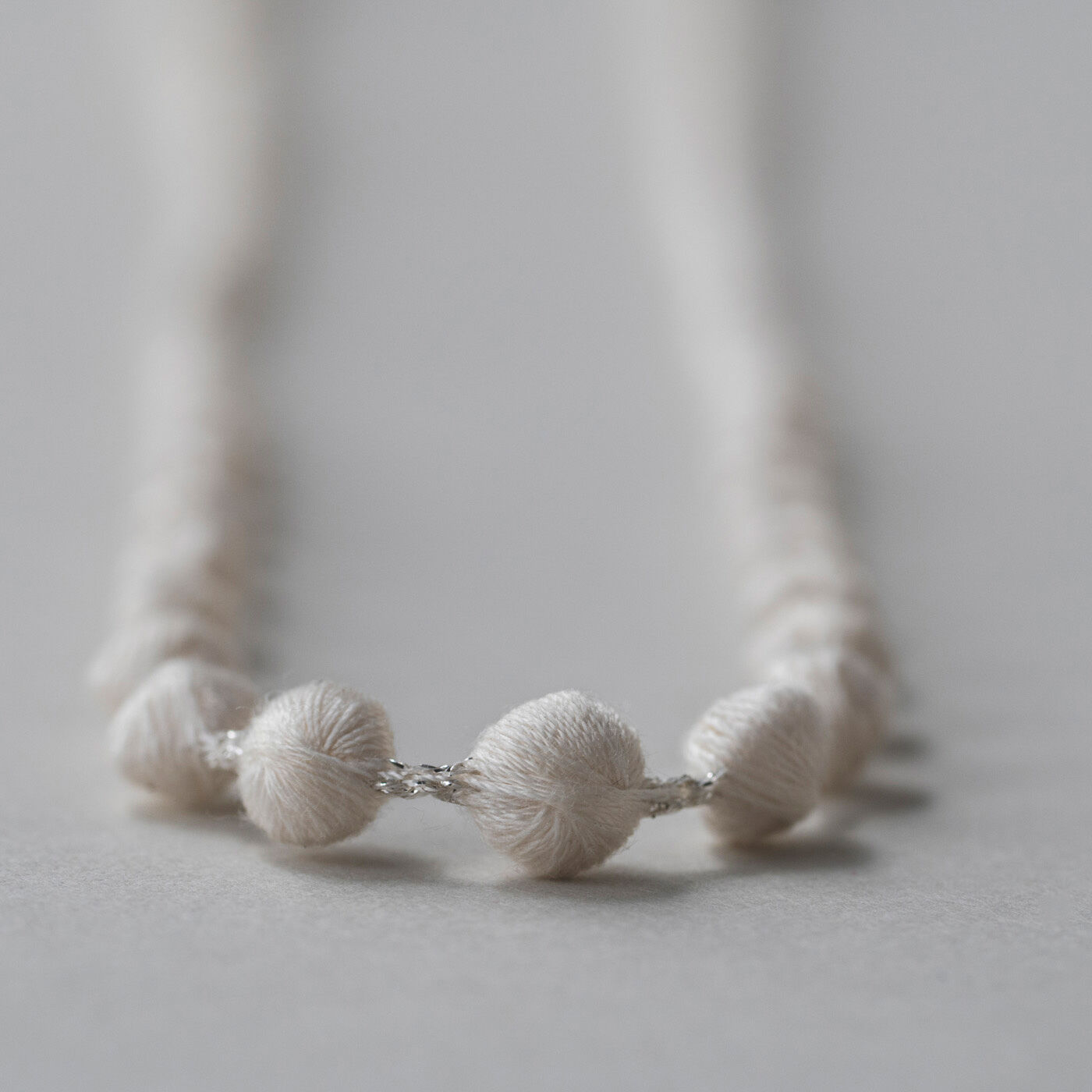群馬の刺繍工房が作った 糸の宝石のシルクロングネックレス〈ホワイト