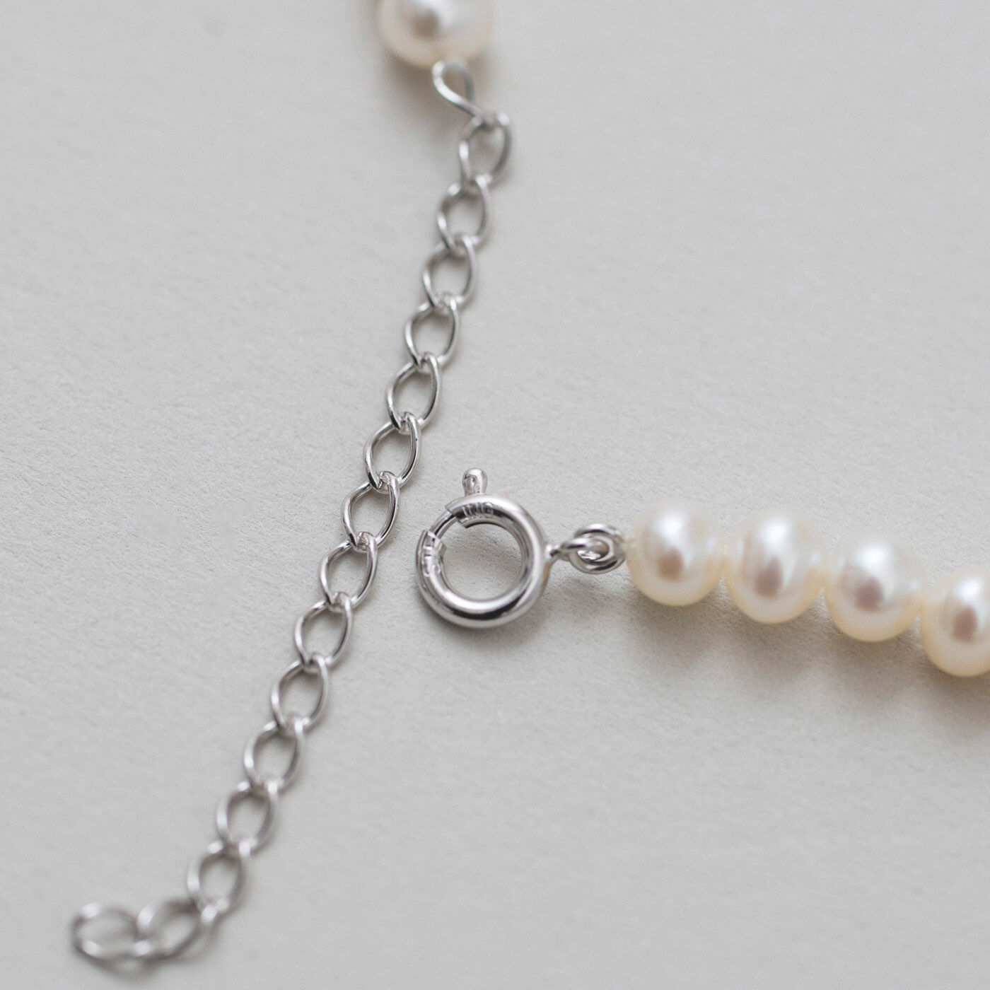 ＆Stories|神戸の老舗真珠メーカーが手掛けた 淡水パールのネックレス〈シルバー925〉|シンプルなチェーンは、サイズ調節も可能。短くしてチョーカー風にしたり、似合う長さで使えます。