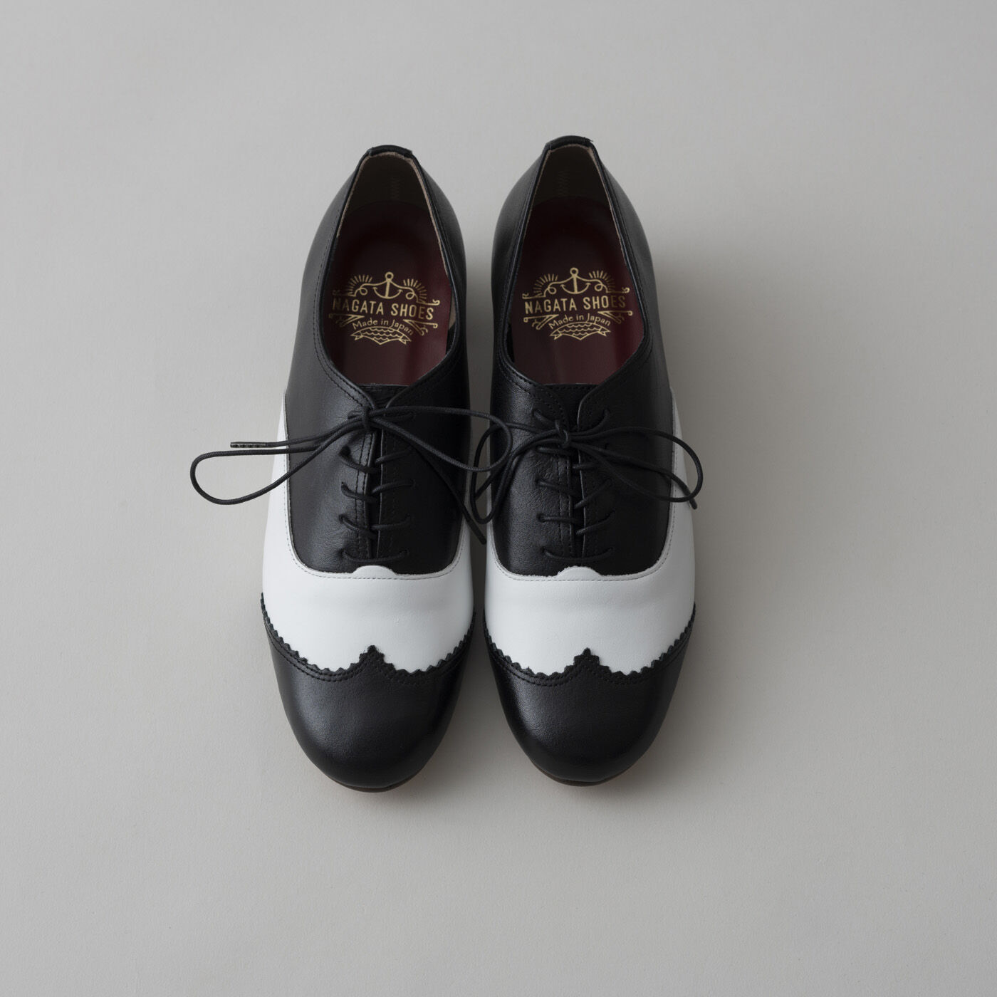 ＆Stories|長田の靴メーカーと作った　職人本革のレースアップシューズ〈ブラック×ホワイト〉|22.0?25.5cmまで揃った充実の8サイズ展開も自慢。