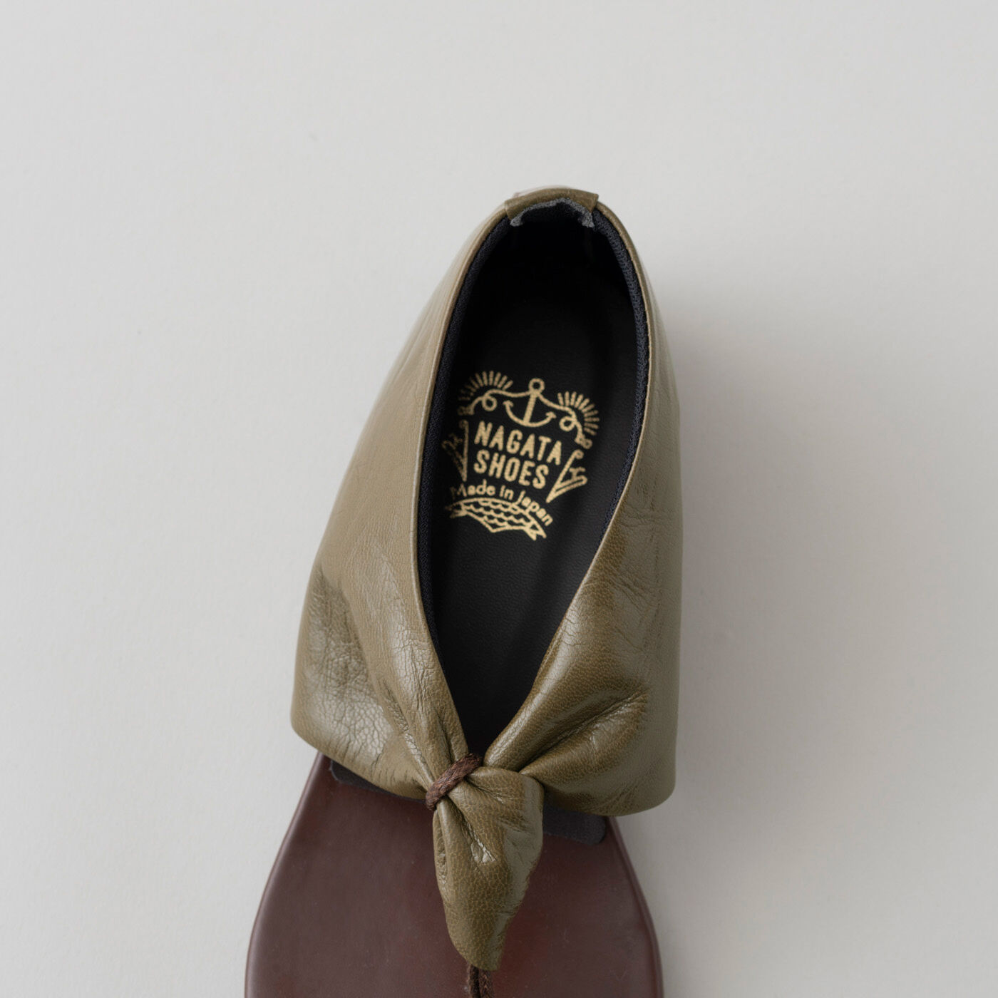 ＆Stories|靴デザイナーの理想で作った　職人本革のスクイーズトング〈オリーブ色〉|中敷きは、高級感あるダークブラウン色。