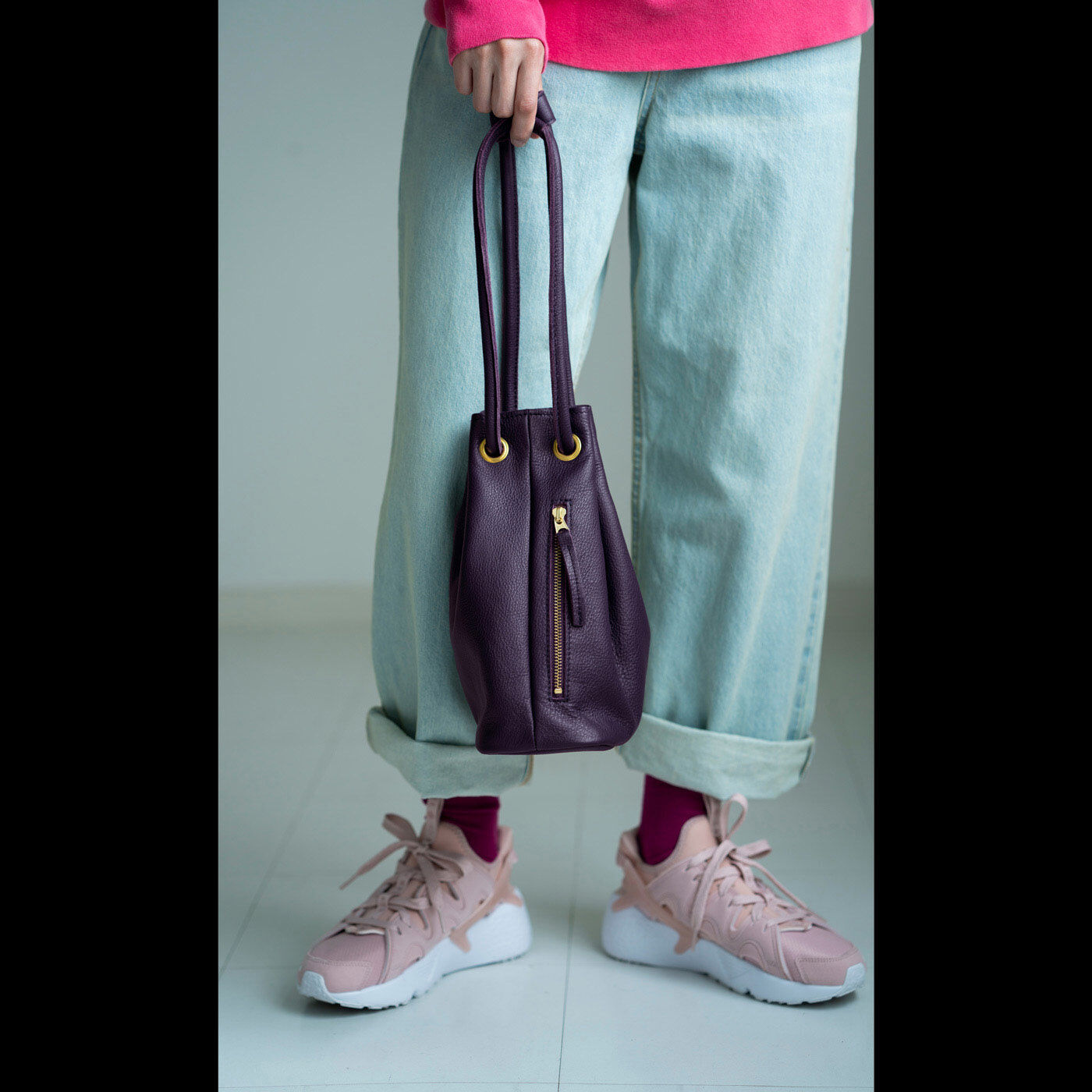 ＆Stories|福岡の鞄作家が作った 職人本革の巾着バッグ〈葡萄色〉|葡萄色は、コーディネートのアクセントになりつつ、ほどよくなじむカラーです。