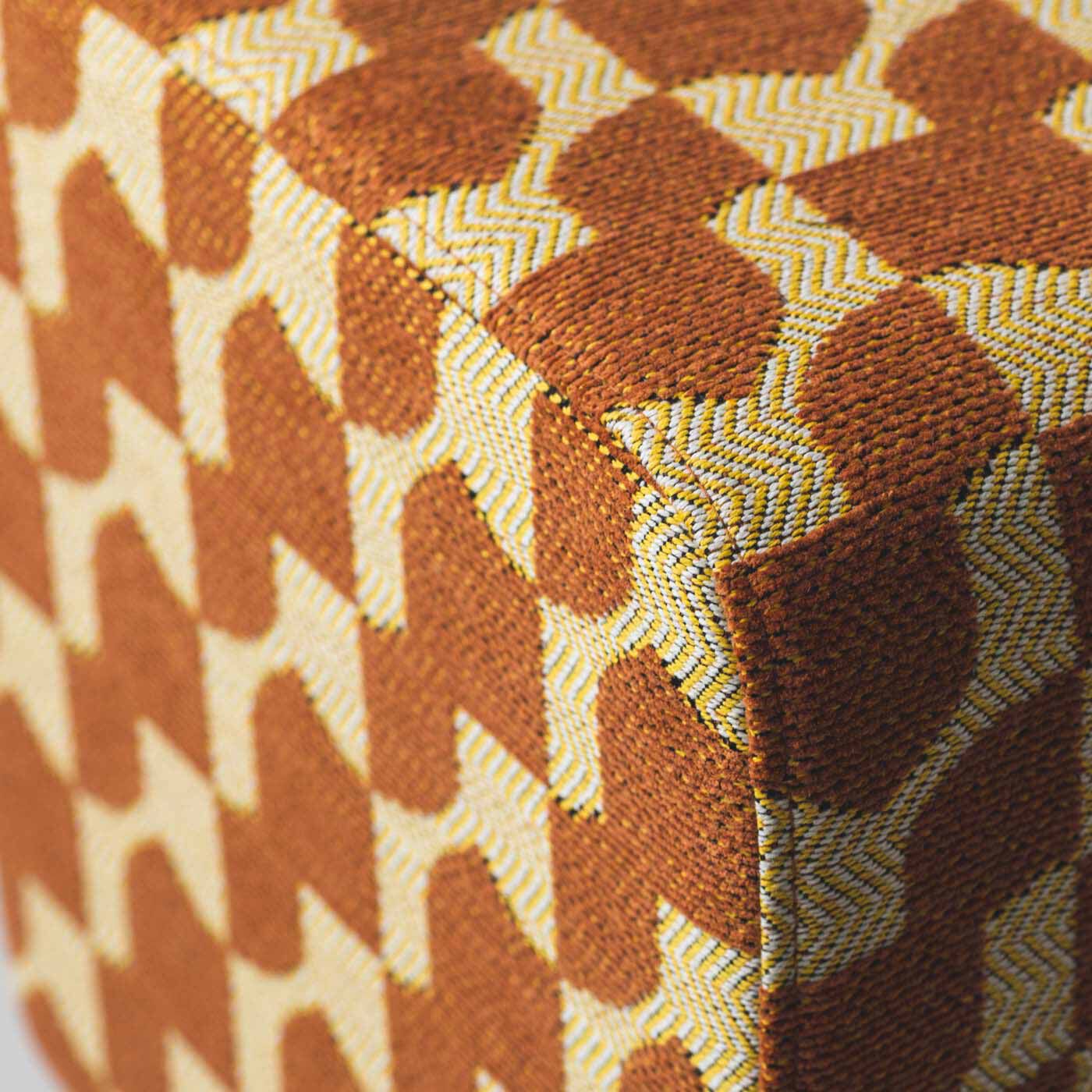 ＆Stories|テキスタイルデザイナーと家具職人が作った 播州ジャカード織のスツール〈レモンティー色〉|モール糸を使って凹凸感を出し、手ざわりよく仕上げています。