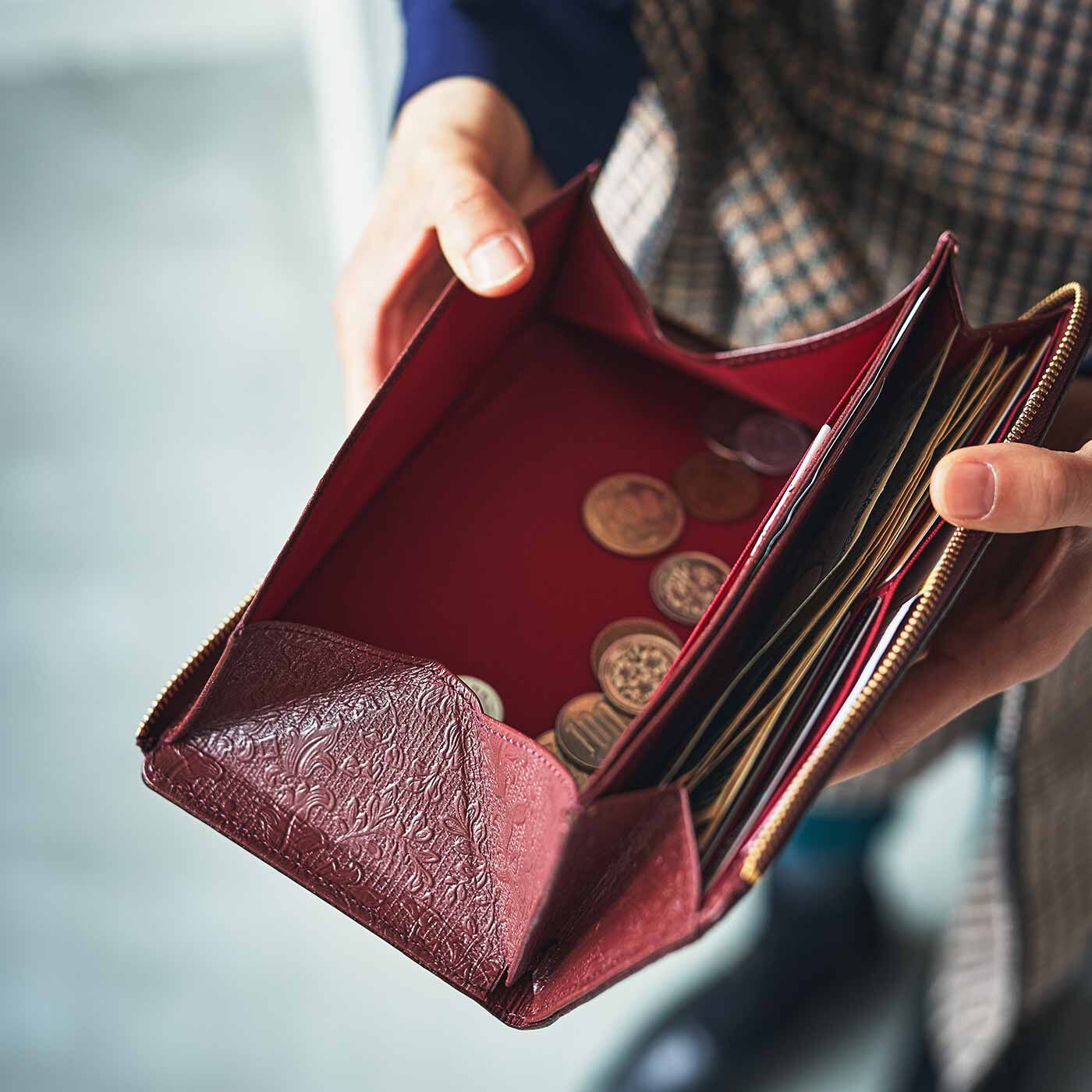 ＆Stories|財布職人と作った 職人本革のスリムギャルソン財布〈ガーネット〉[本革　財布：日本製]|L字のファスナーを開けると、がばっと大きく開く箱型の小銭入れが起き上がる仕様です。