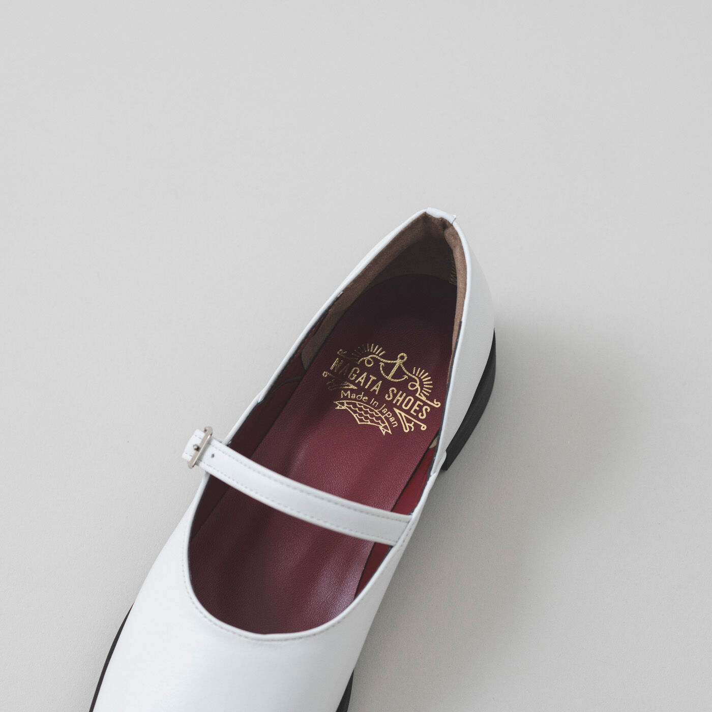 ＆Stories|靴デザイナーの理想で作った 職人本革のレジェルテシューズ〈ホワイト〉|中敷きはドラマティックなワインレッド色。