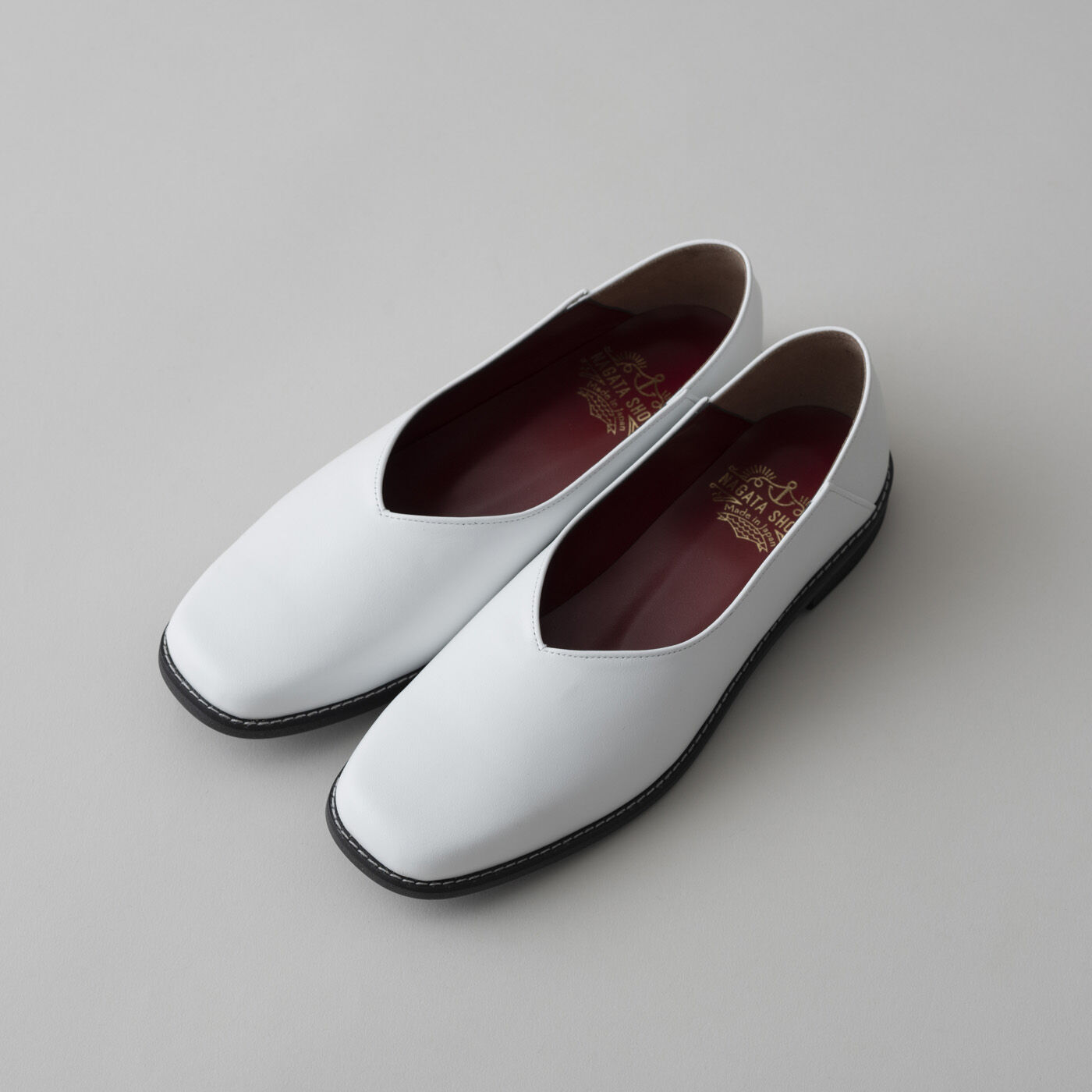 ＆Stories|長田の靴メーカーと作った　職人本革のスクエアノーズシューズ〈ホワイト〉|甲高幅広の足もすっぽり包み込みながらスクエアトウで指の当たりを軽減し、中敷きには足裏に心地いいクッションを入れました。