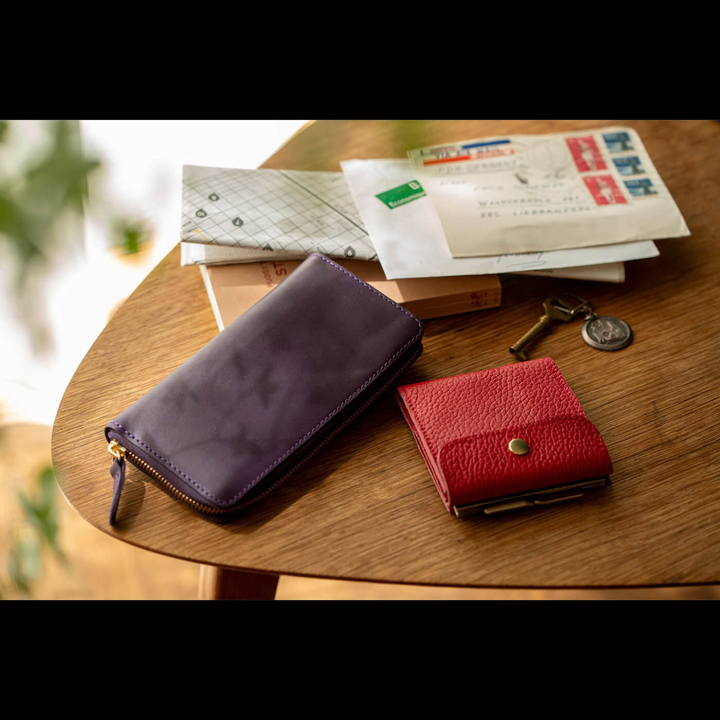 ＆Stories|福岡の鞄作家が作った 職人本革のエンベロープウォレット〈ストロベリー色〉|この春の岡さんの革財布は、ロングセラーの「カフェウォレット」のグレープ色（左・別売り）も登場。