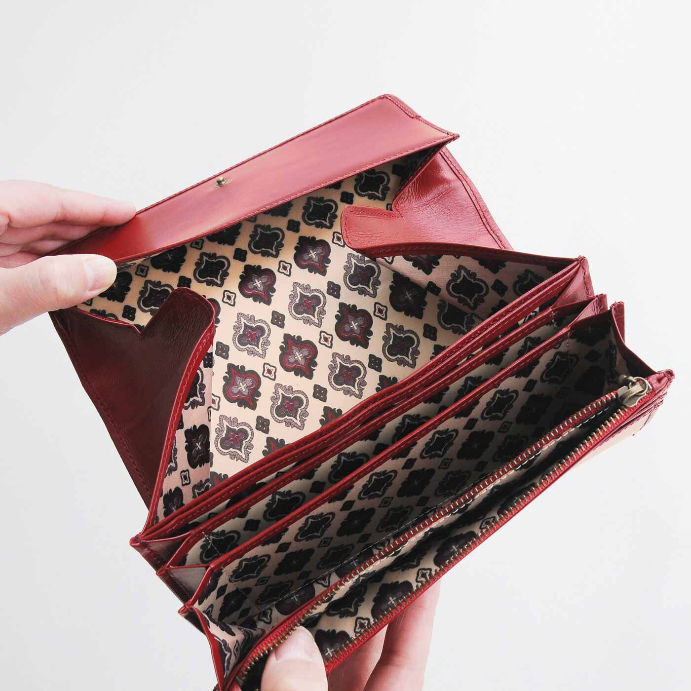 ＆Stories|職人仕上げの馬革ギャルソン財布〈薔薇色〉[本革 財布：日本製]|裏地にはスカーフの生地をあしらっています。