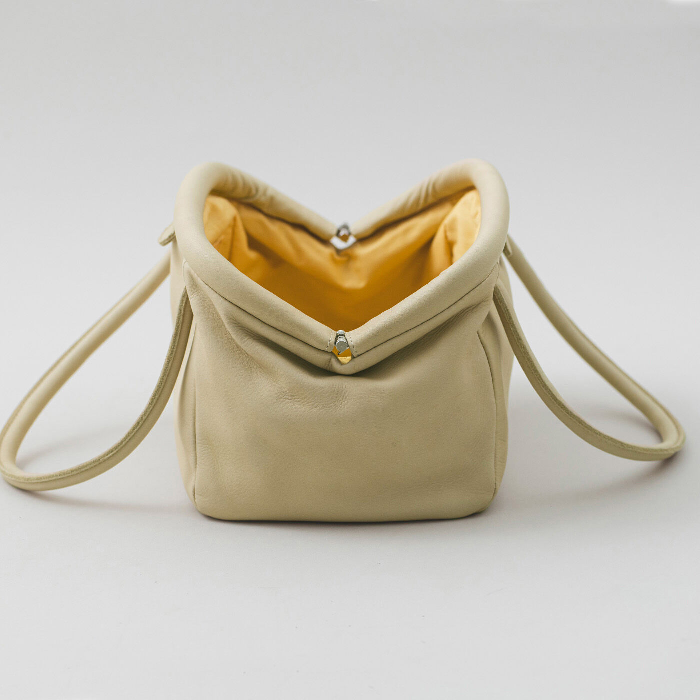 ＆Stories|鞄デザイナーとプランナー山猫が作った 職人本革のテタールバッグ〈メレンゲ色〉