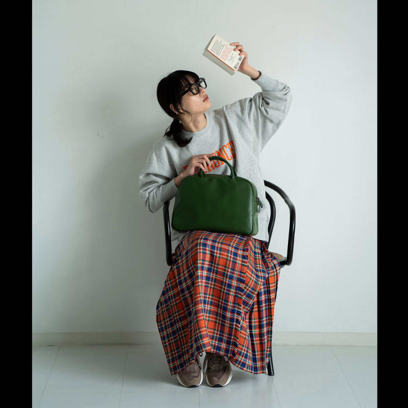＆Stories|ファッションスタイリストと作った 職人本革のエチューデントバッグ〈レトログリーン〉