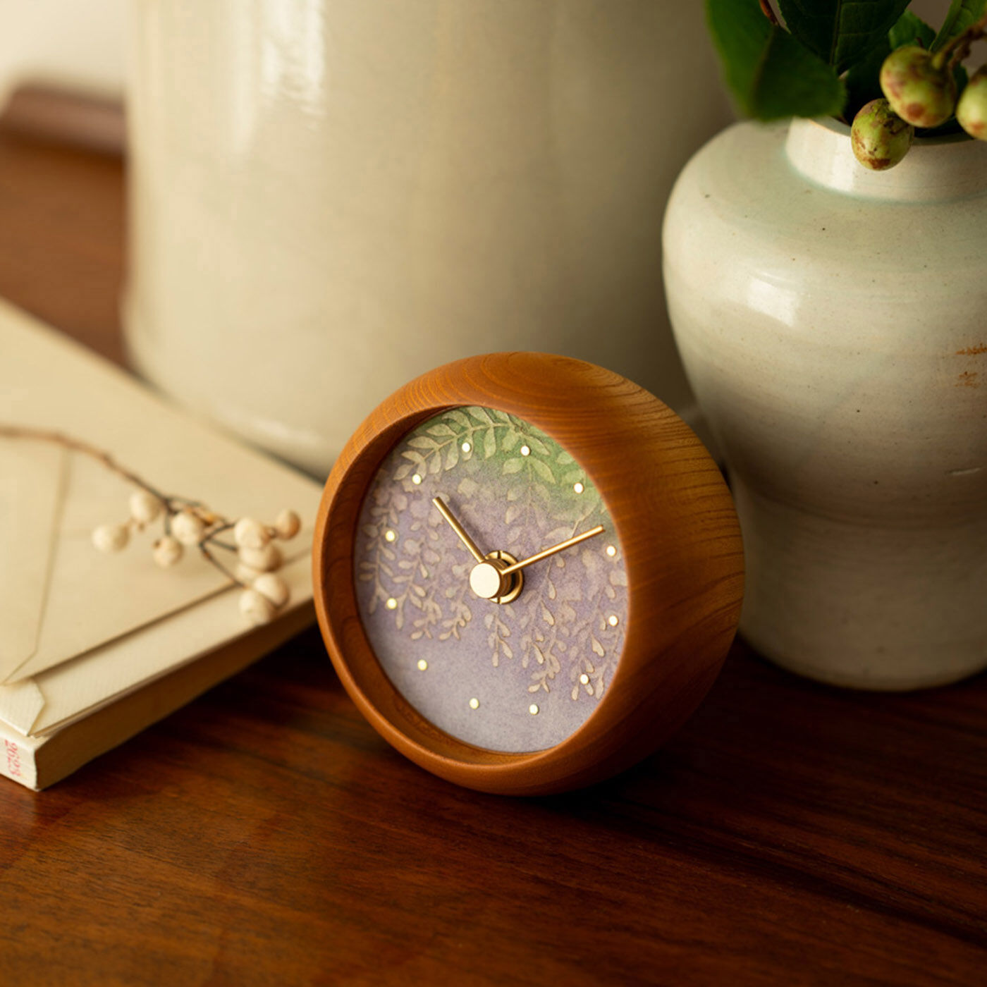＆Stories|金沢の時計職人が手掛けた たおやかに揺れる 藤の花に見惚れる置時計〈欅〉|伝統工芸の技術を取り入れ、藤の花を描いた置時計。