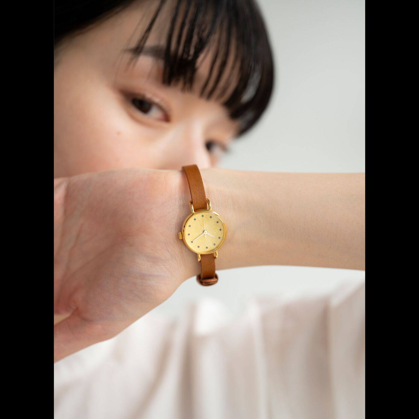 ＆Stories|金沢の時計職人が手掛けた　金色の月に見惚れる腕時計〈ライトブラウン〉|着けていることを忘れるほどの軽やかさで、あまり時計をしない方にもおすすめです。