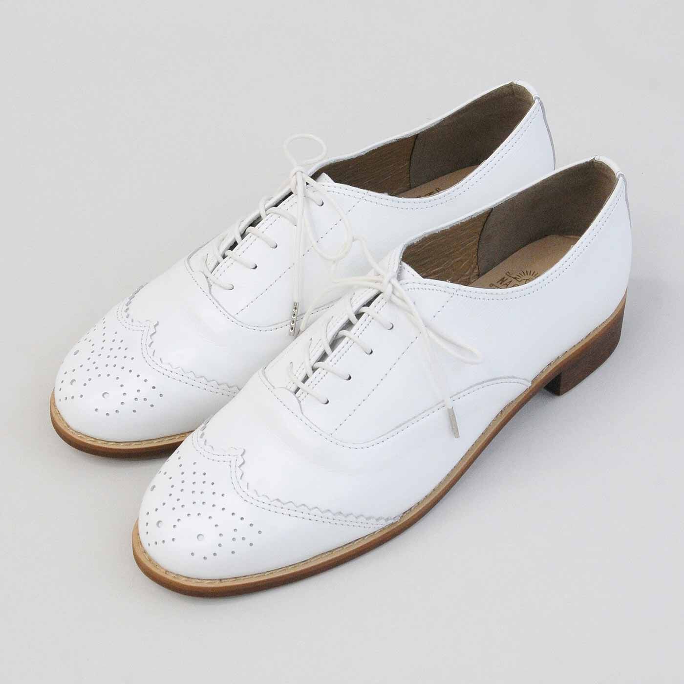 ＆Stories|長田靴職人が叶えた 本革ハーフウィングチップ〈ネージュ〉[本革 靴：日本製]|メンズライクな香りは残しつつ、女性に似合うスマートなデザインになっています。