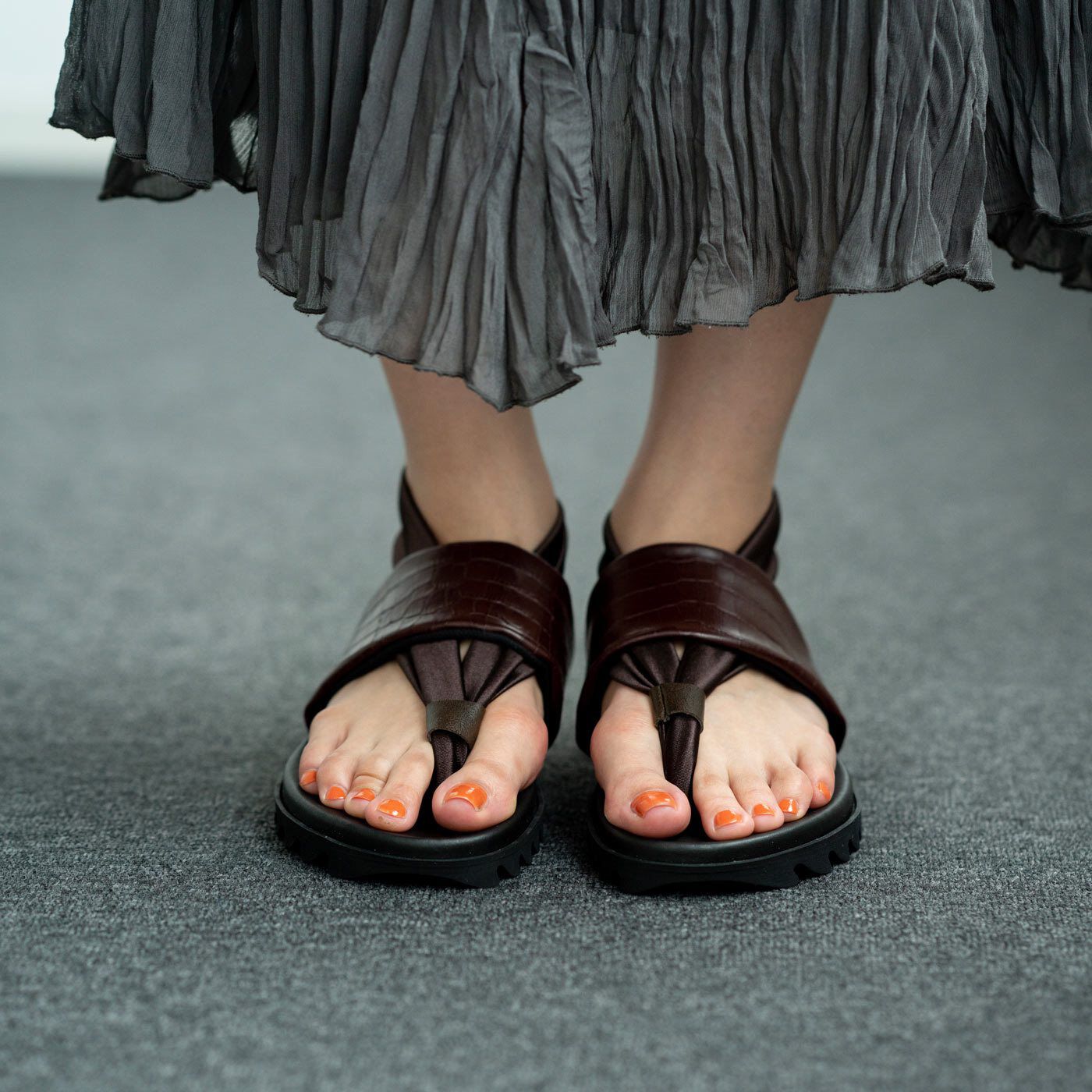 ＆Stories|靴デザイナーの理想で仕上げた 職人本革のトングシューズ〈クロコ型押し柄・ブラウン〉|神戸・長田で40年以上も靴づくりを続けてきた工房と作ったトングシューズ。新作はクロコ型押し柄のブラウン。