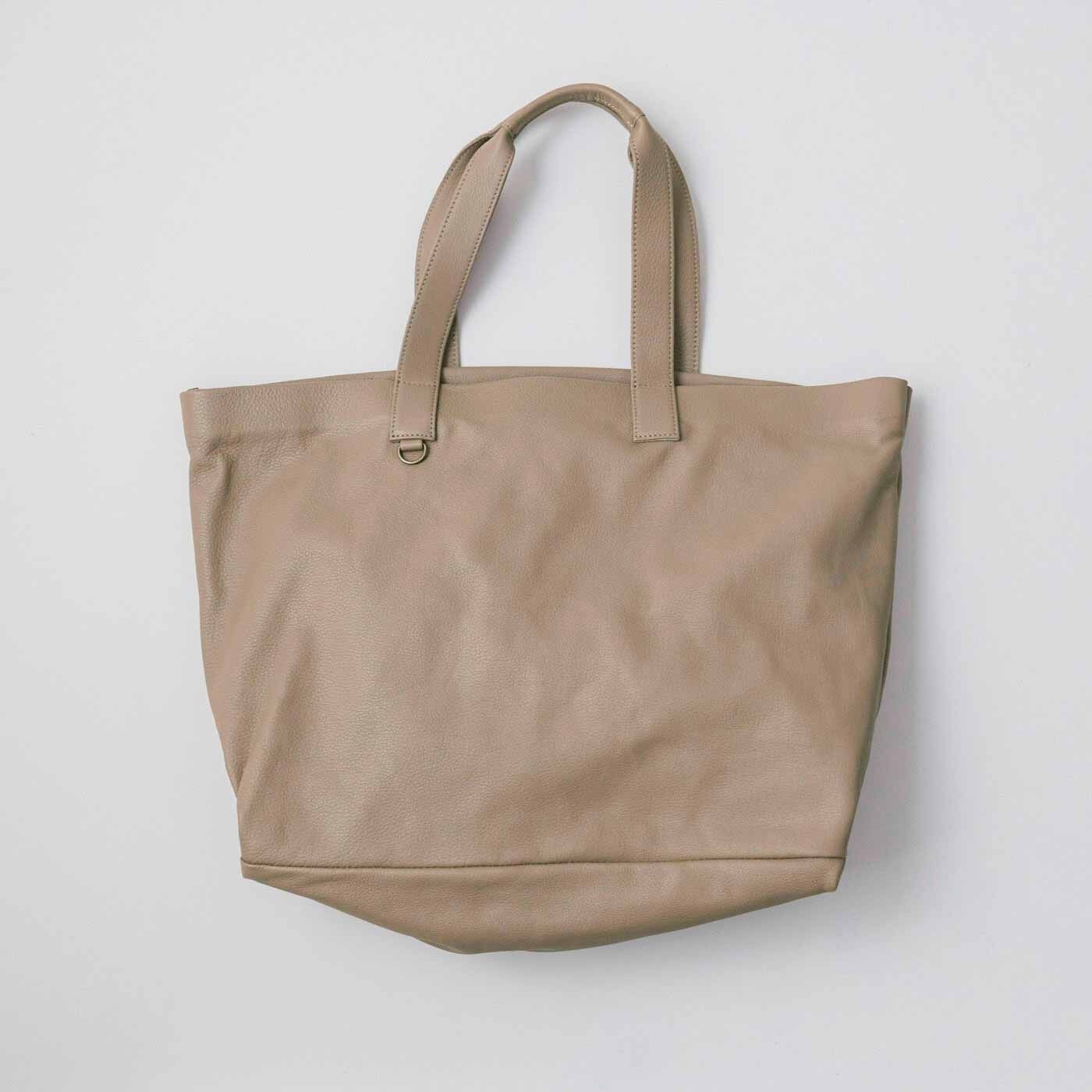＆Stories|福岡の鞄作家と作った　　職人本革のホエールトートバッグ〈グレージュ〉|革の魅力を最大限に生かしたサイズ感。シボ感のあるソフトレザーを、本体から持ち手までたっぷり贅沢に使っています。