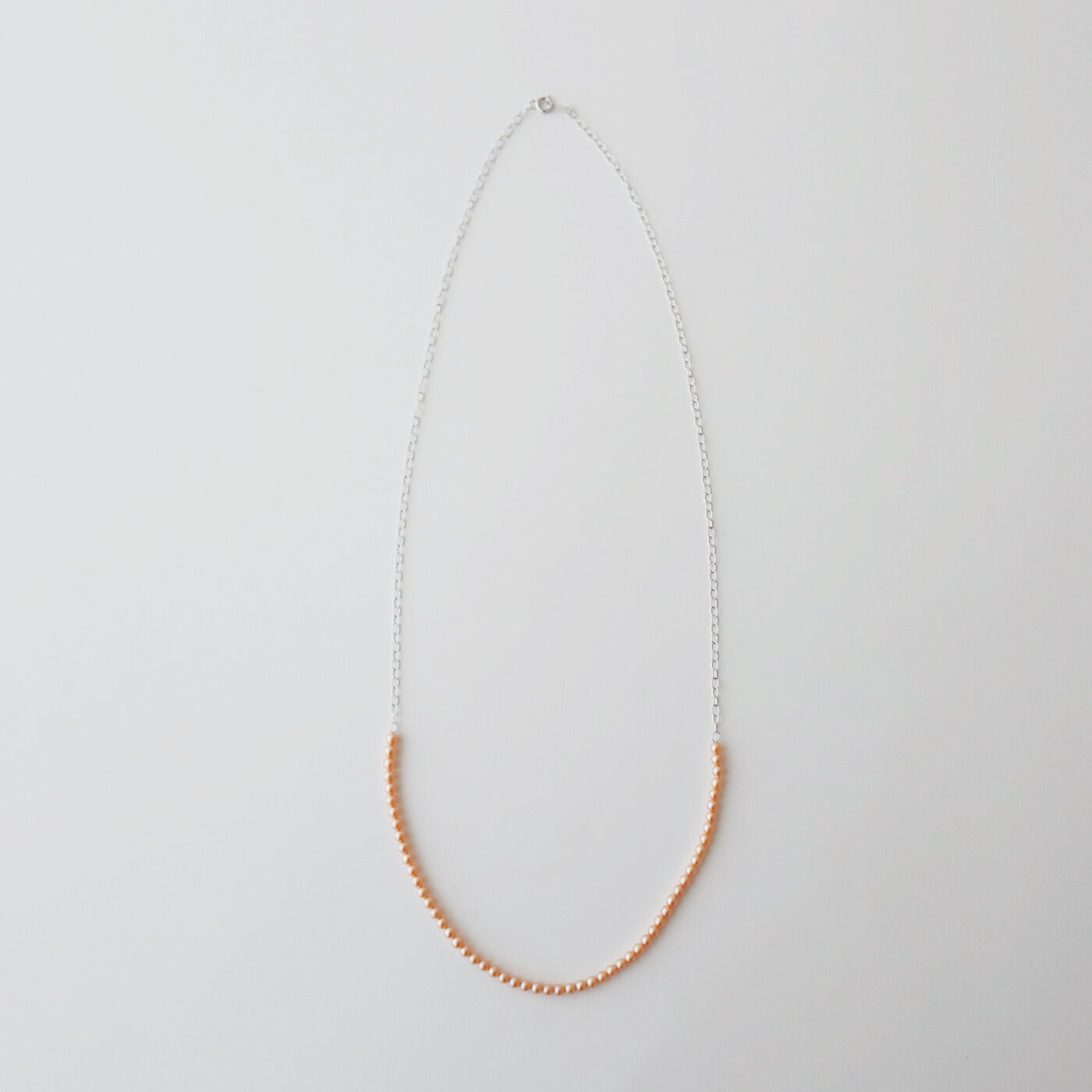 ＆Stories|神戸の老舗真珠メーカーと作った ピーチメルバパールのチェーンネックレス〈シルバー925〉|全長約60cmのロングタイプのネックレス。