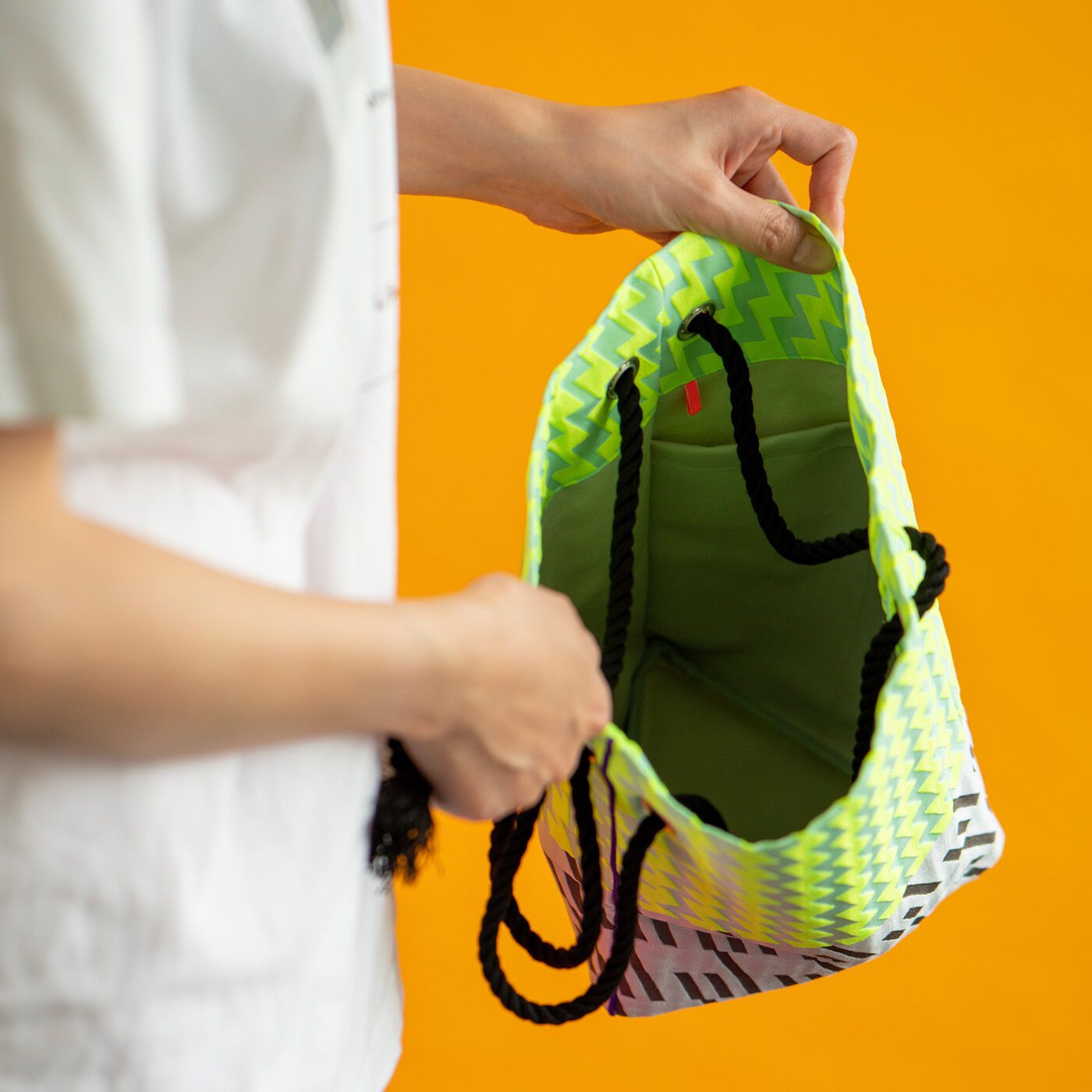 ＆Stories|テキスタイルデザイナーと作った 播州織のダズリングバッグ〈ナイトネオン〉|入れ口は大きく開きます。ペットボトルもすっぽり収まるサイズで、日常使いにぴったり。