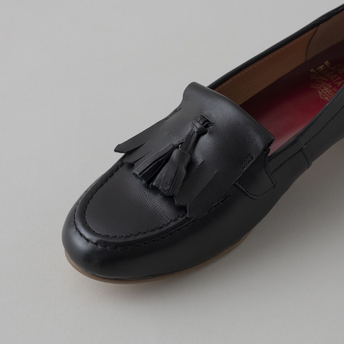 ＆Stories|長田の靴メーカーと作った　職人本革のタッセルローファー〈ブラック〉