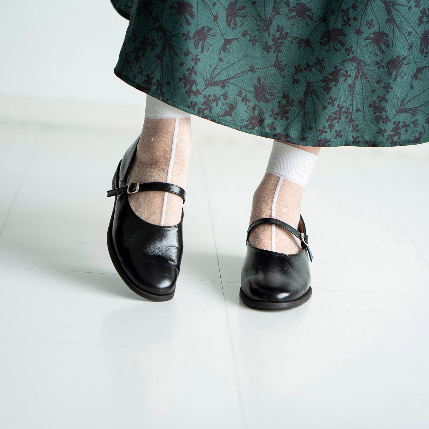 ＆Stories|靴デザイナーの理想で作った 職人本革のレジェルテシューズ〈ブラック〉|どこから見ても美しい、端正な表情が魅力のシューズ。