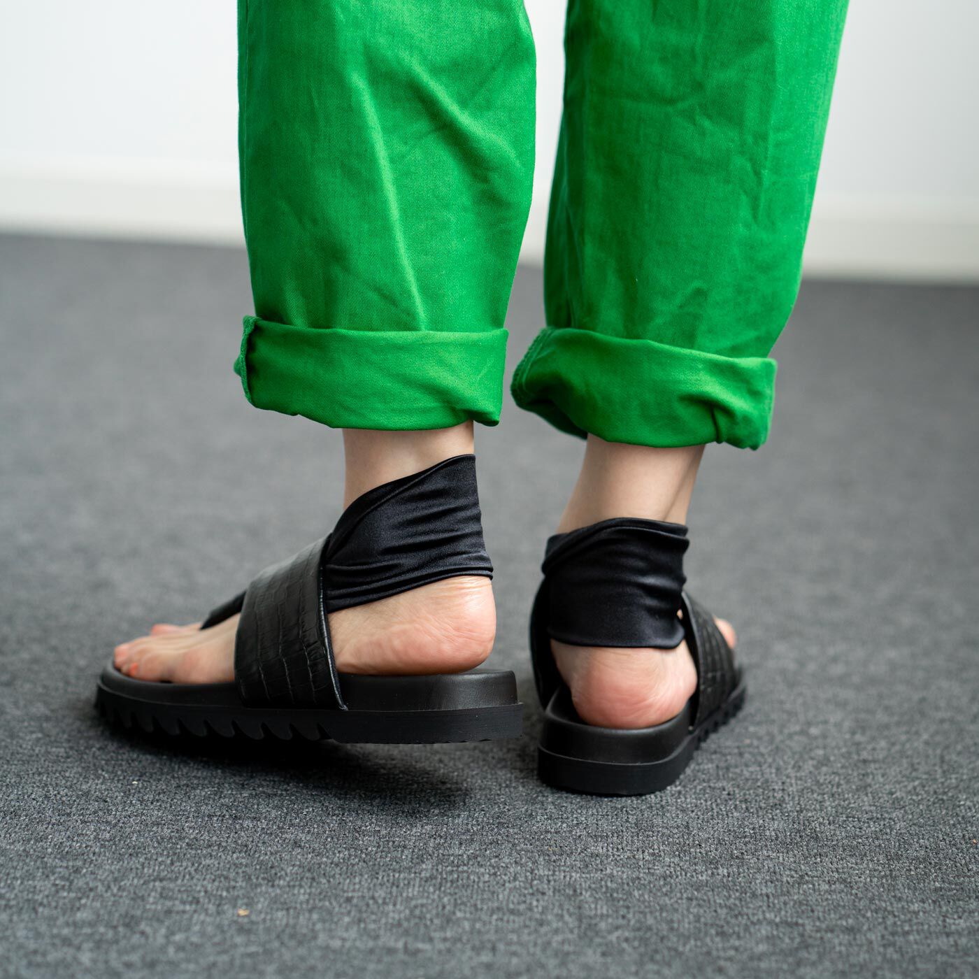 ＆Stories|靴デザイナーの理想で仕上げた 職人本革のトングシューズ〈クロコ型押し柄・ブラック〉|ストレッチ性のあるストラップが足にしっかりフィットしてスイスイ歩けます。