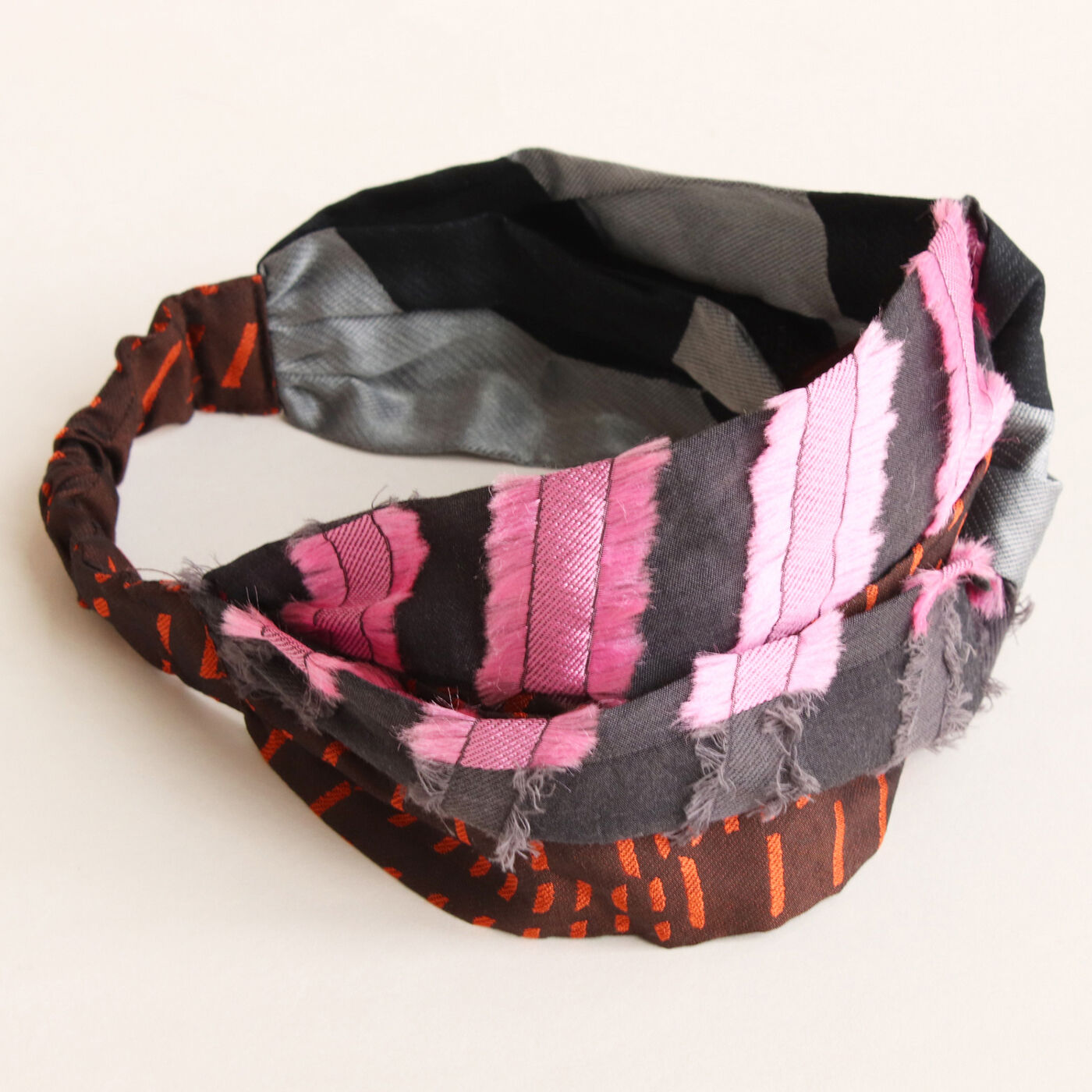 ＆Stories|テキスタイルデザイナーと作った　播州ジャカード織のヘアターバン〈ピンク×ブラウン〉[ヘアバンド：日本製]|ビビッドなピンクがアクセント。