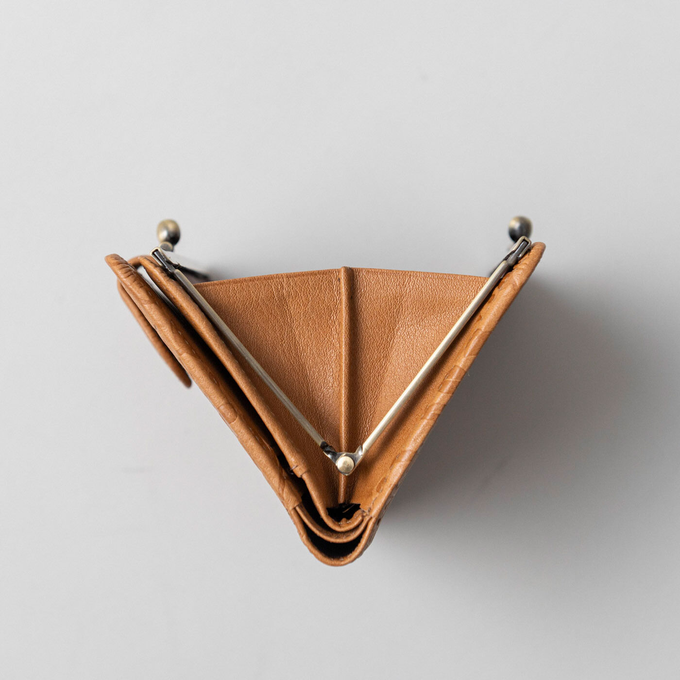 ＆Stories|イラストレーターと作った　職人本革の刻印折り財布〈キャメル〉|しっかり収納できる長財布タイプ（左・別売り）と持ち運びやすいコンパクトな折り財布タイプ（右）があります。