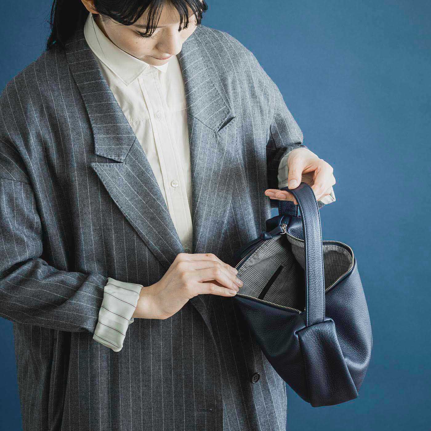 日本職人プロジェクト（Pre-order）|鞄作りのプロ集団が作った 職人本革のストラップバッグ〈ネイビー〉[本革 鞄：日本製]