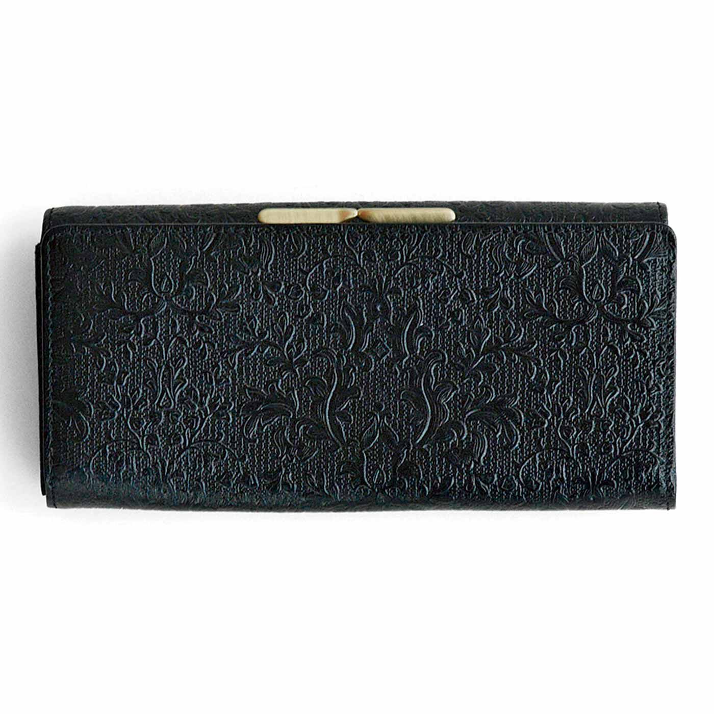 ＆Stories|職人が誂えた つた柄型押し本革長財布〈黒色〉[本革 財布：日本製]|表面に施されたクラシカルなつた柄の刻印が、上品な華やかさを演出します。