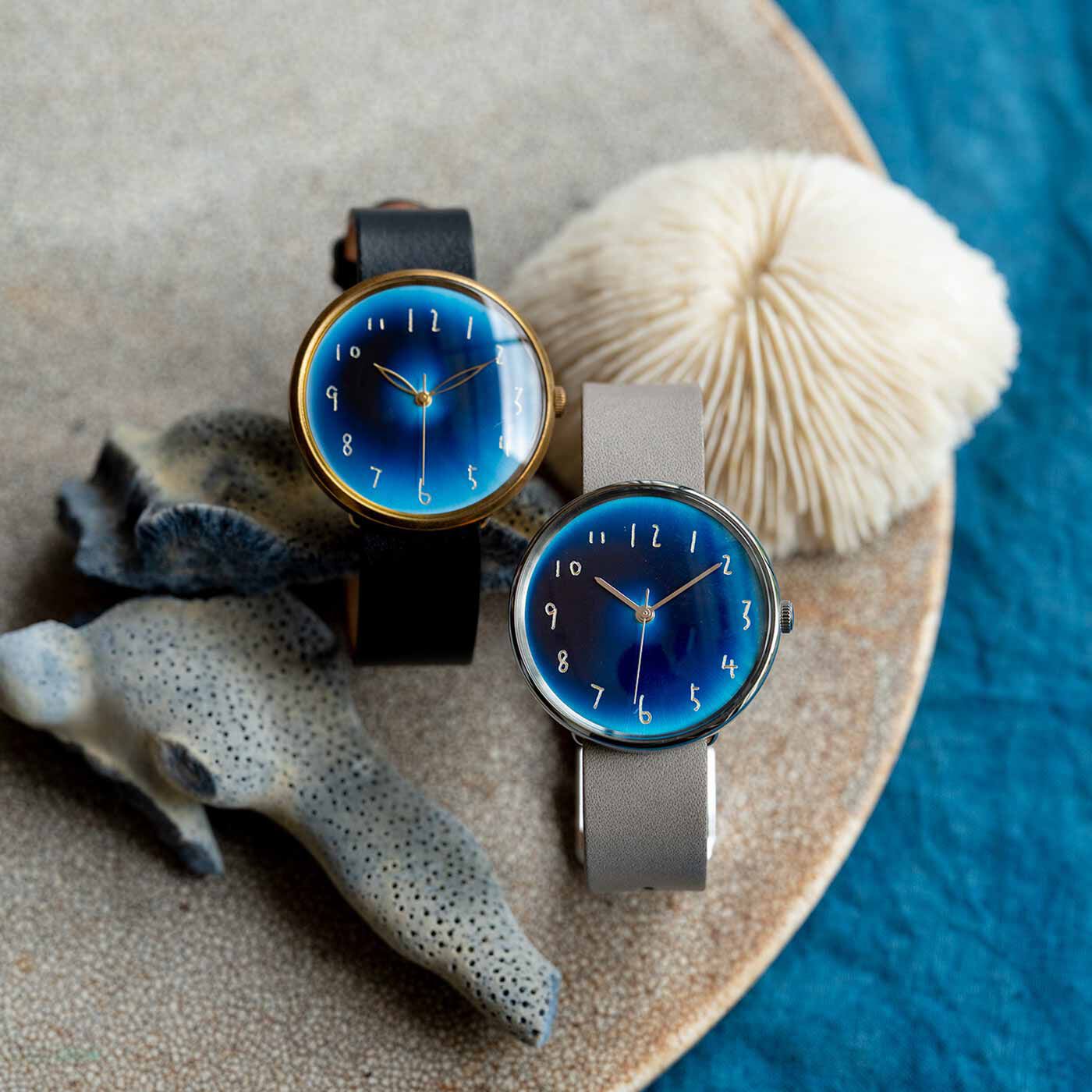 金沢の時計職人が手掛けた 海底の深縹（こきはなだ）色に見惚れる腕時計〈白銀色〉