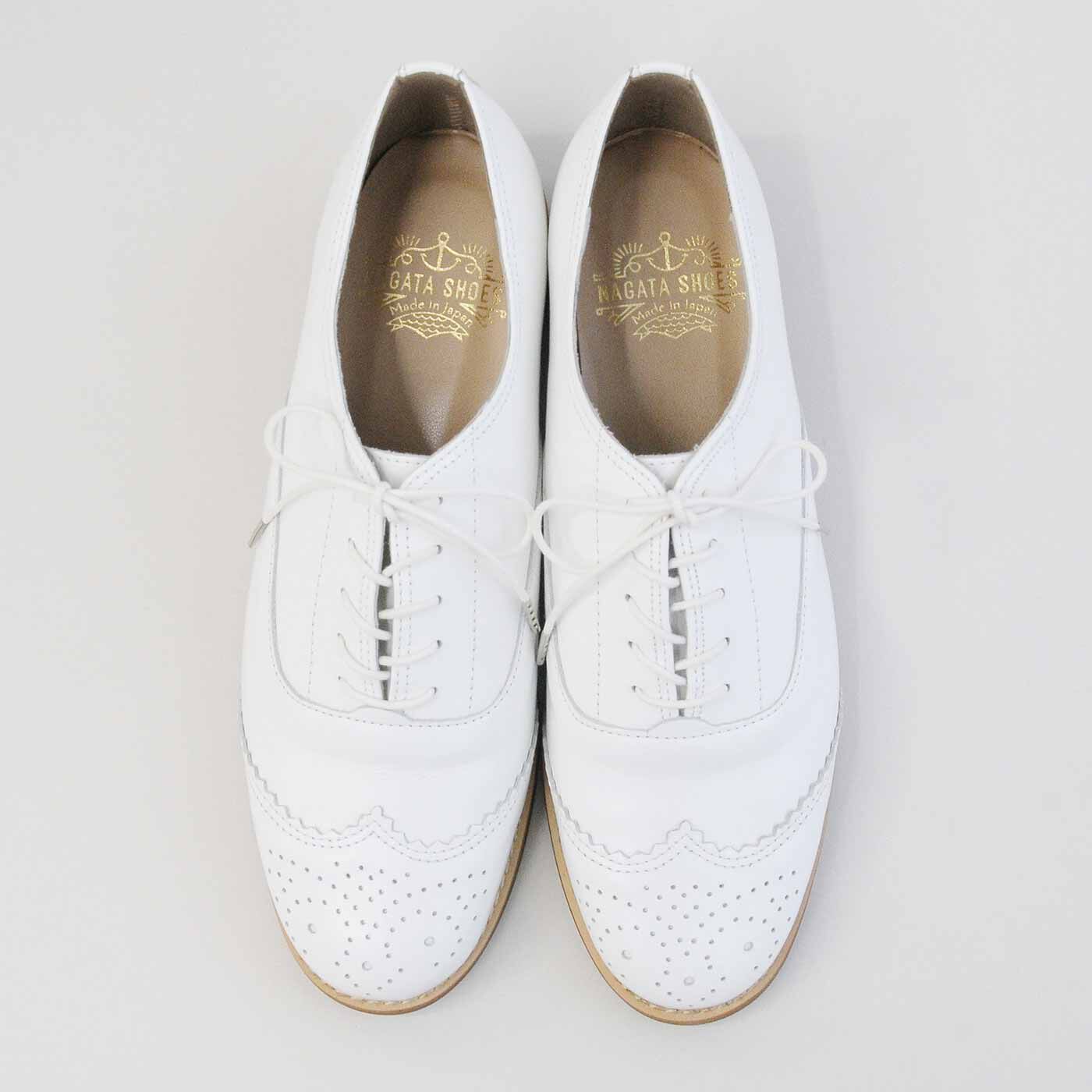 ＆Stories|長田靴職人が叶えた 本革ハーフウィングチップ〈ネージュ〉[本革 靴：日本製]|フランス語で白を意味するネージュは、華やかな存在感が魅力。合わせるだけで、コーデが一気に春めきます。