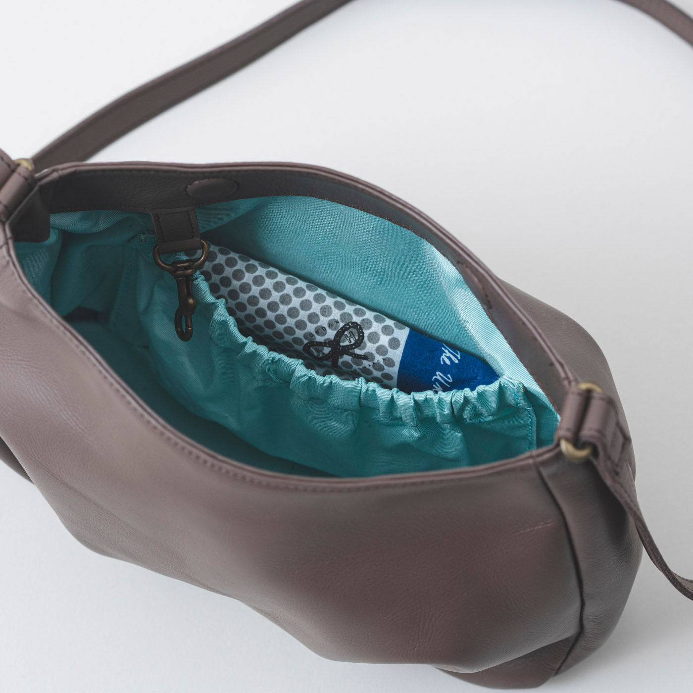 ＆Stories|鞄職人とお母さんが作った 職人本革のパルトゥネールバッグ〈文人茶色〉|内側のポケットには、ハンカチくらいの大きさのものが入ります。