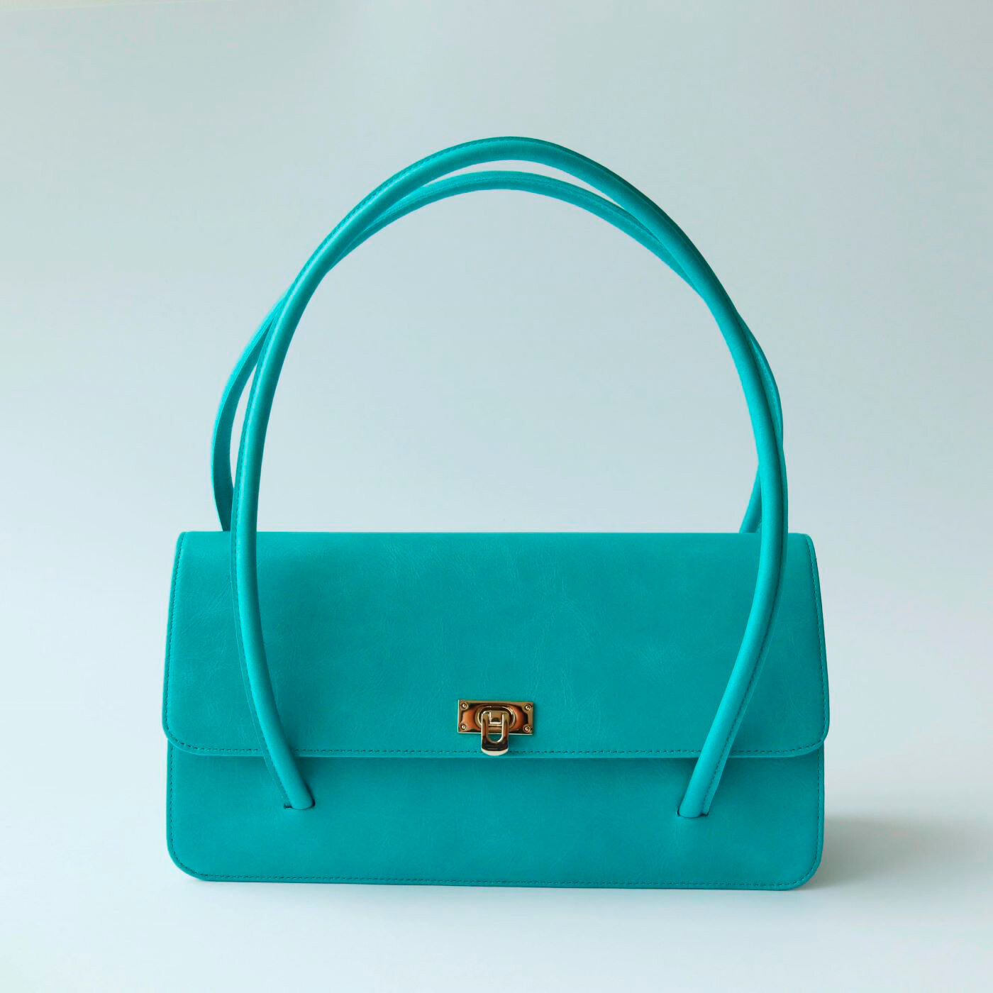 ＆Stories|ファッションスタイリストと作った 職人本革のファシナンバッグ〈ターコイズグリーン〉|鮮やかなターコイズグリーンのハンドバッグ。