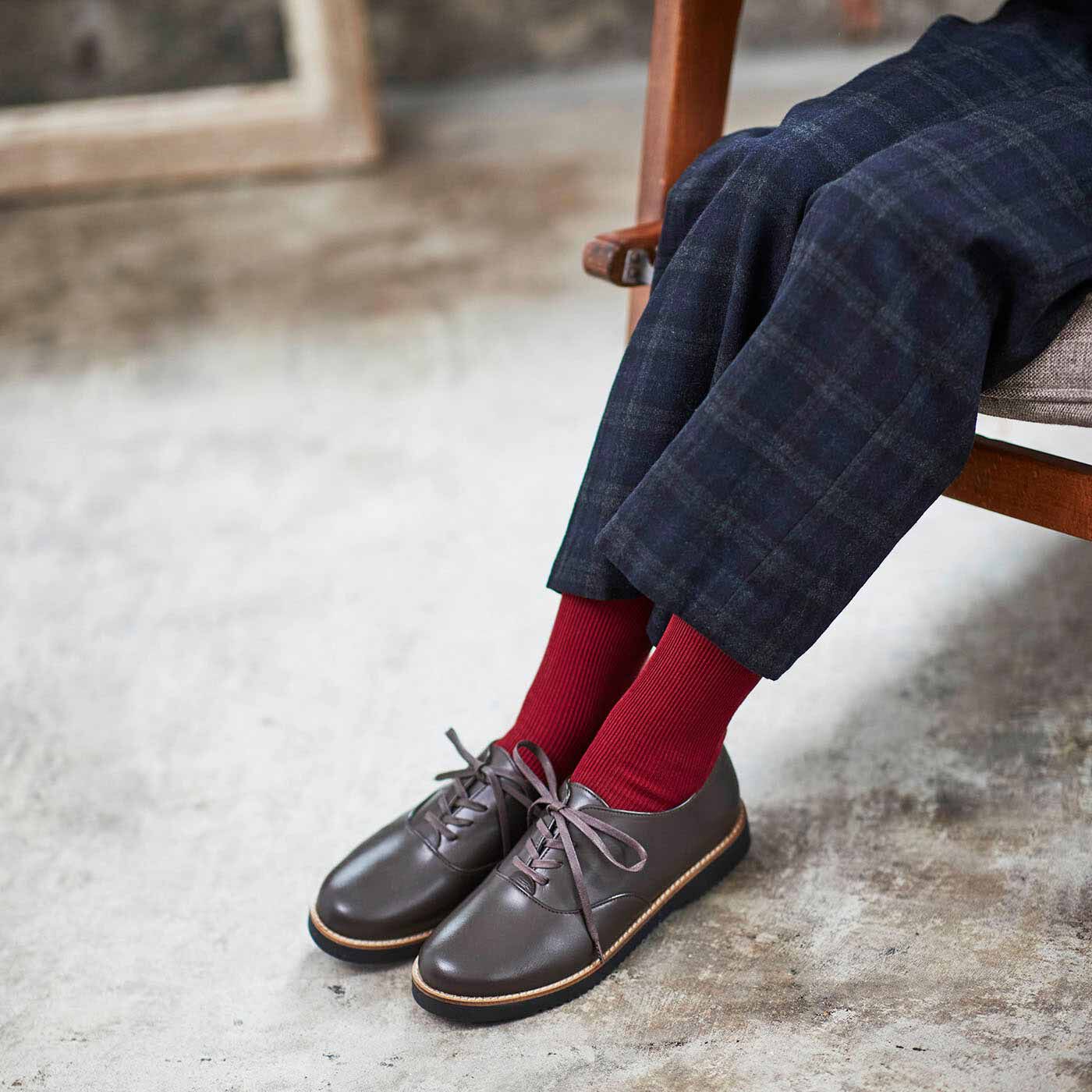 ＆Stories|長田の靴職人が作った 職人本革のポストマンシューズ〈ダークブラウン〉|ほどよいボリューム感で着こなしのバランスが取りやすく、何にでも合うプレーンなデザインが人気の理由。