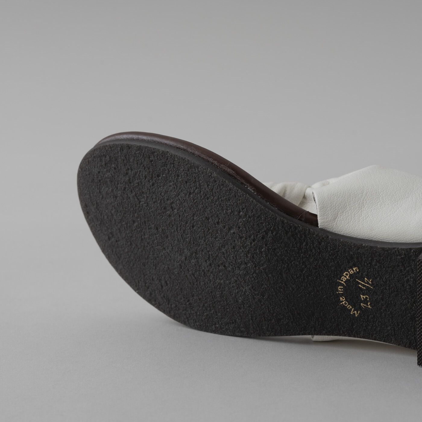 ＆Stories|靴デザイナーの理想で作った　職人本革のスクイーズトング〈ホワイト〉
