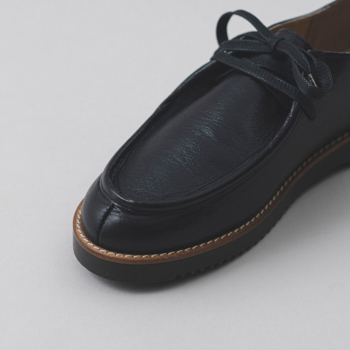 ＆Stories|長田の靴職人が作った 職人本革のモカシンシューズ〈ブラックスピネル〉|白糸のステッチがさりげないアクセントになっています。