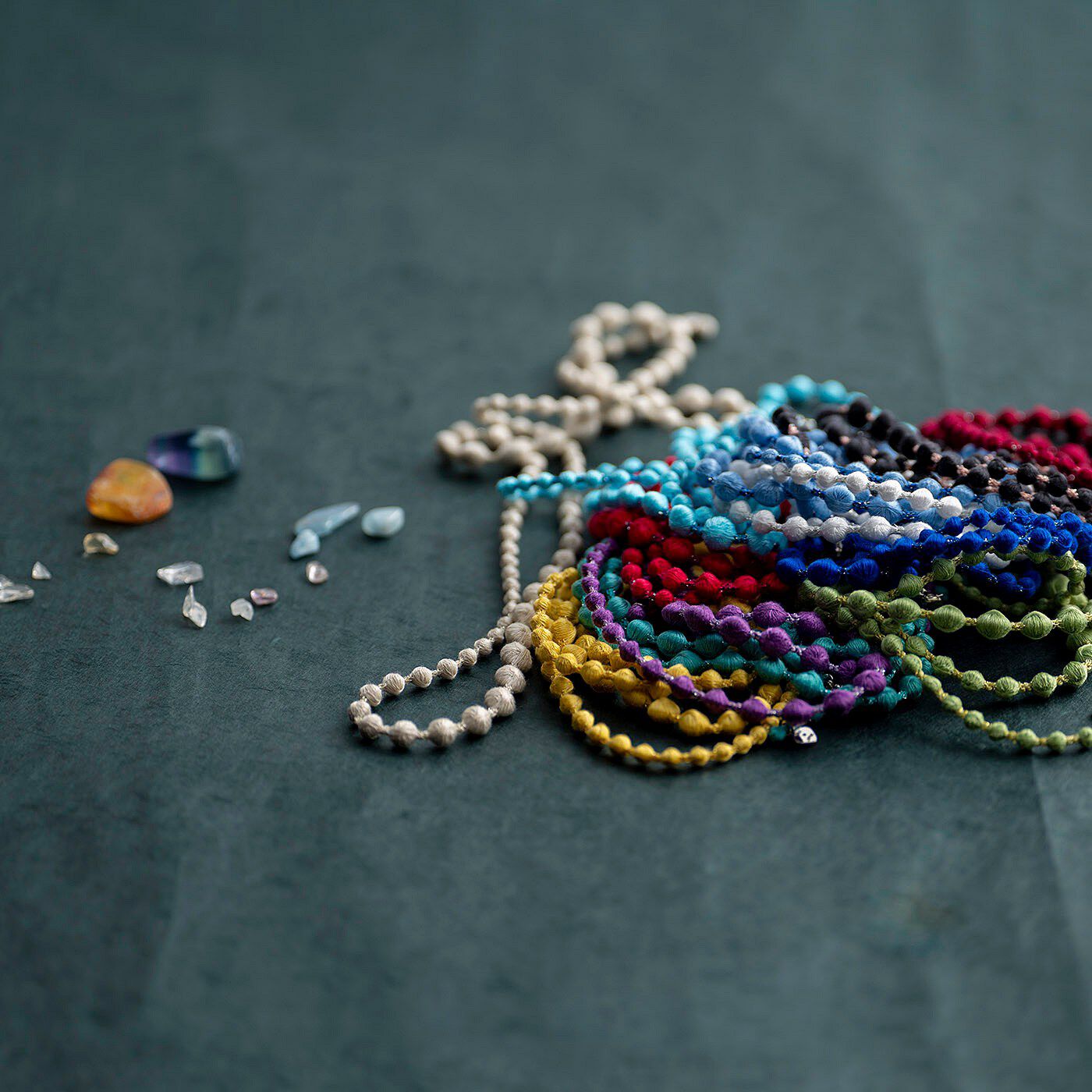 日本職人プロジェクト（Pre-order）|群馬の刺繍工房が作った　誕生石色の刺繍珠ネックレス〈アクアマリンブルー色・3月生まれ〉[日本製]