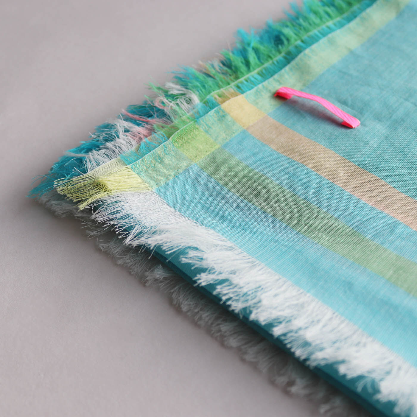 ＆Stories|テキスタイルデザイナーと作った 播州織のそよ風みたいなストール〈カプリマリンブルー〉|コンピュータージャカードの高い技術で織り上げる繊細さが魅力です。